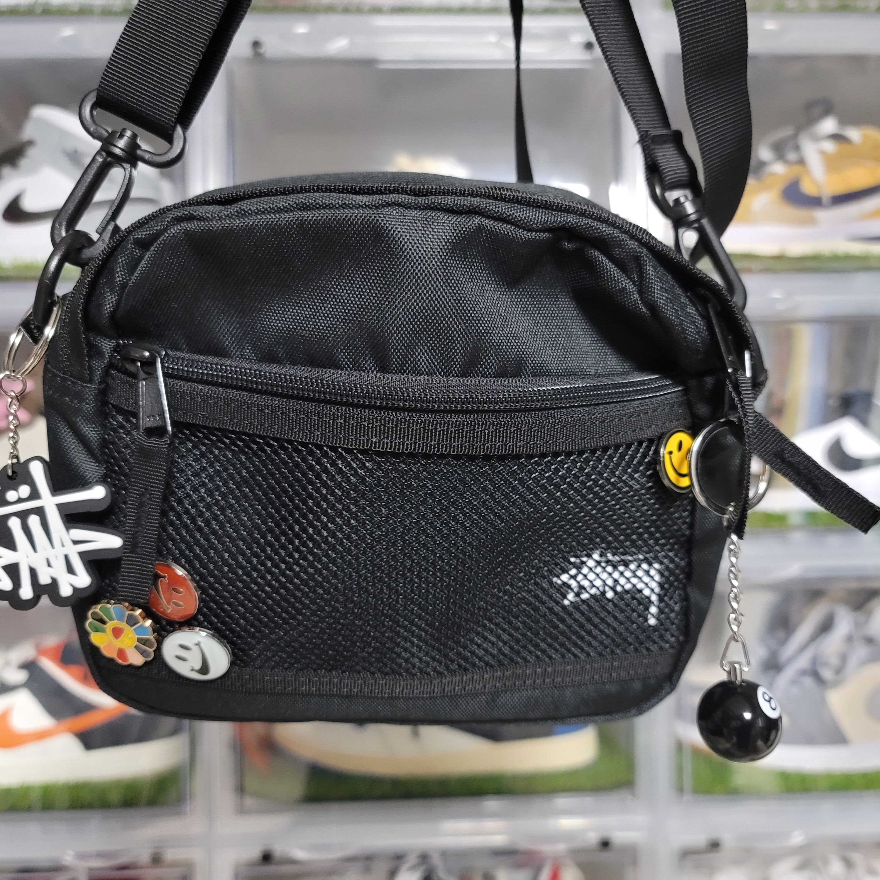 Stussy 8 Ball Keychain Black 착용 스타일 - 2