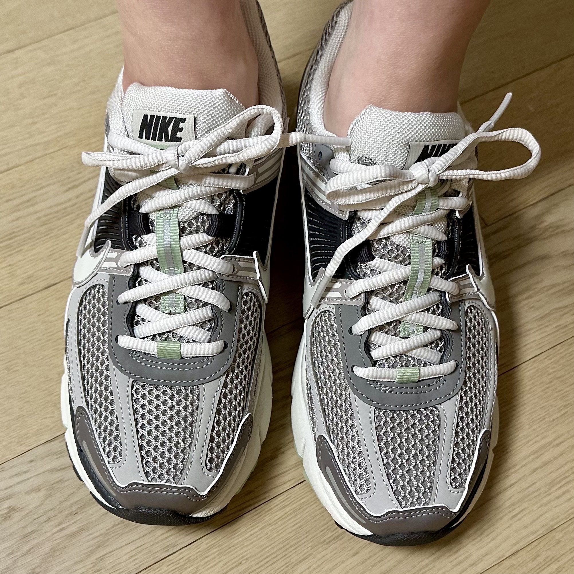 (W) Nike Zoom Vomero 5 Cobblestone and Flat Pewter 착용 스타일 - 3