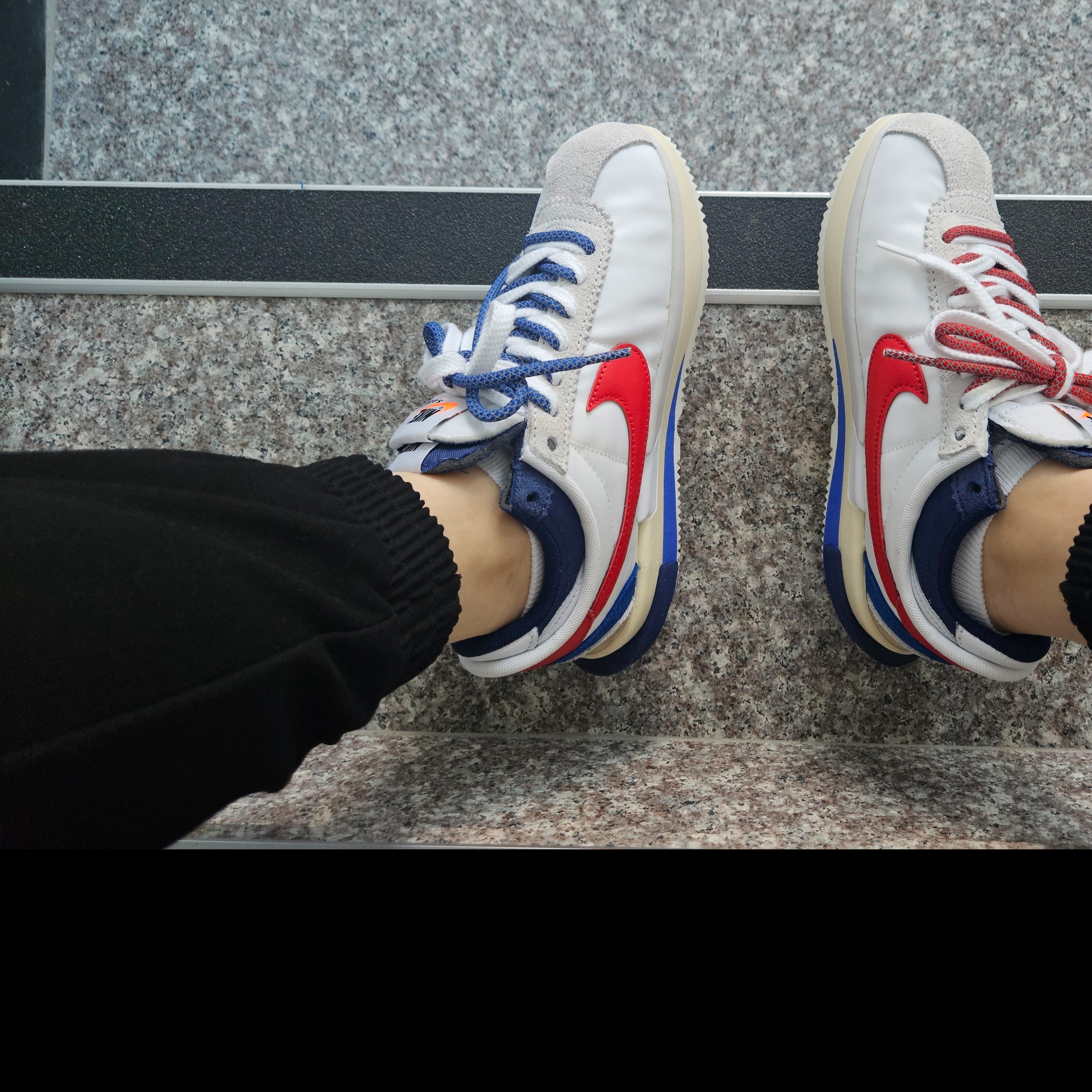 Stussy Built Tough T-Shirt White, Nike x Sacai Zoom Cortez SP White and University Red 착용 스타일 - 2