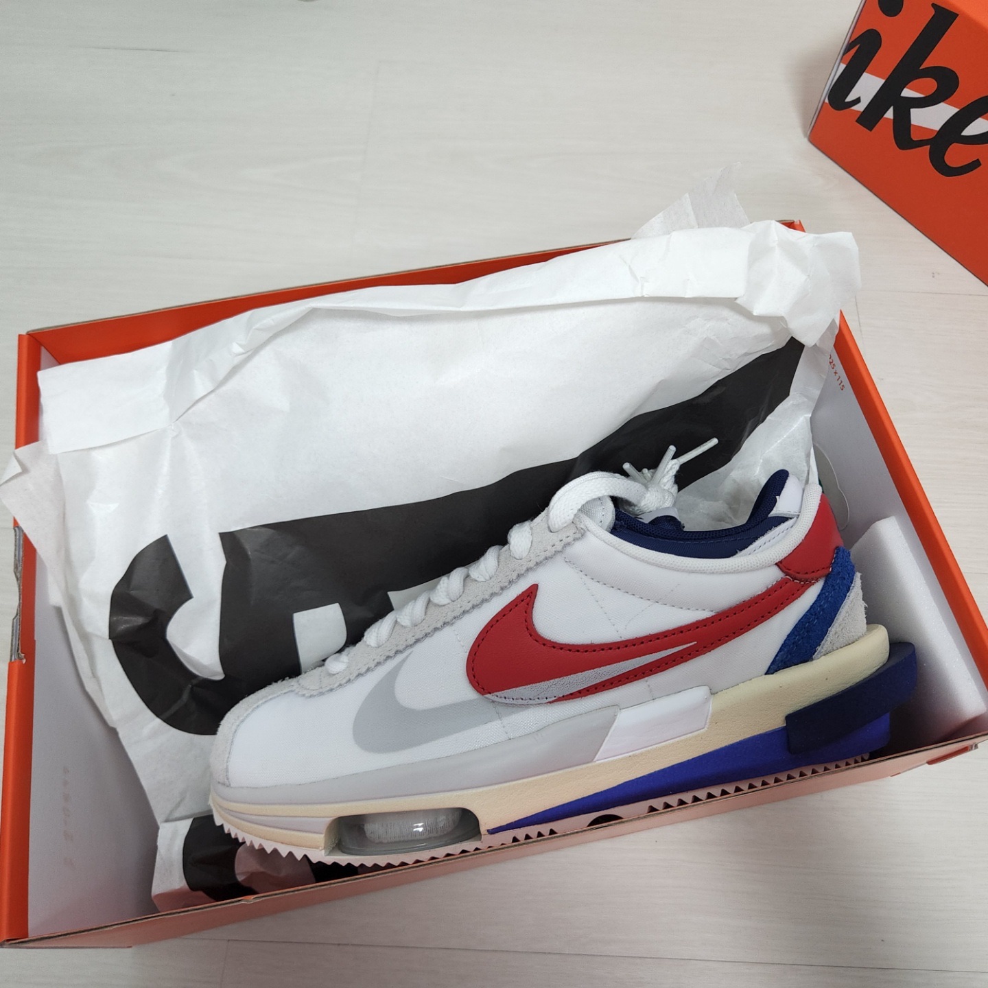 Nike x Sacai Zoom Cortez SP White and University Red 착용 스타일