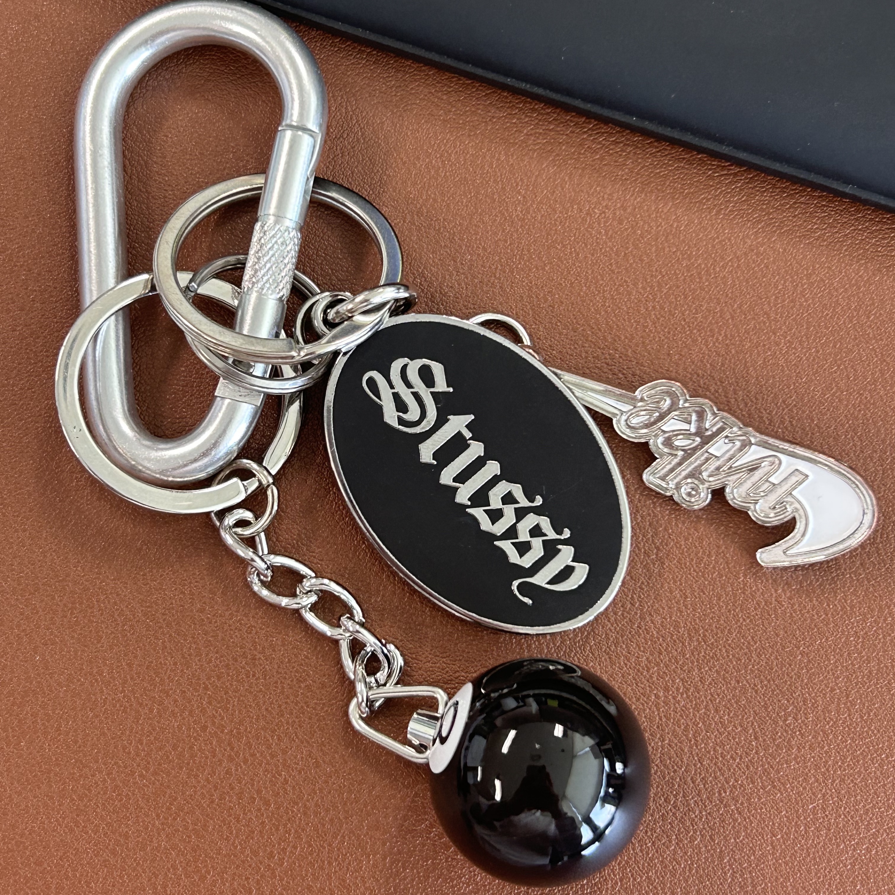 Stussy 8 Ball Keychain Black, Stussy O.E. Badge Keychain 착용 스타일