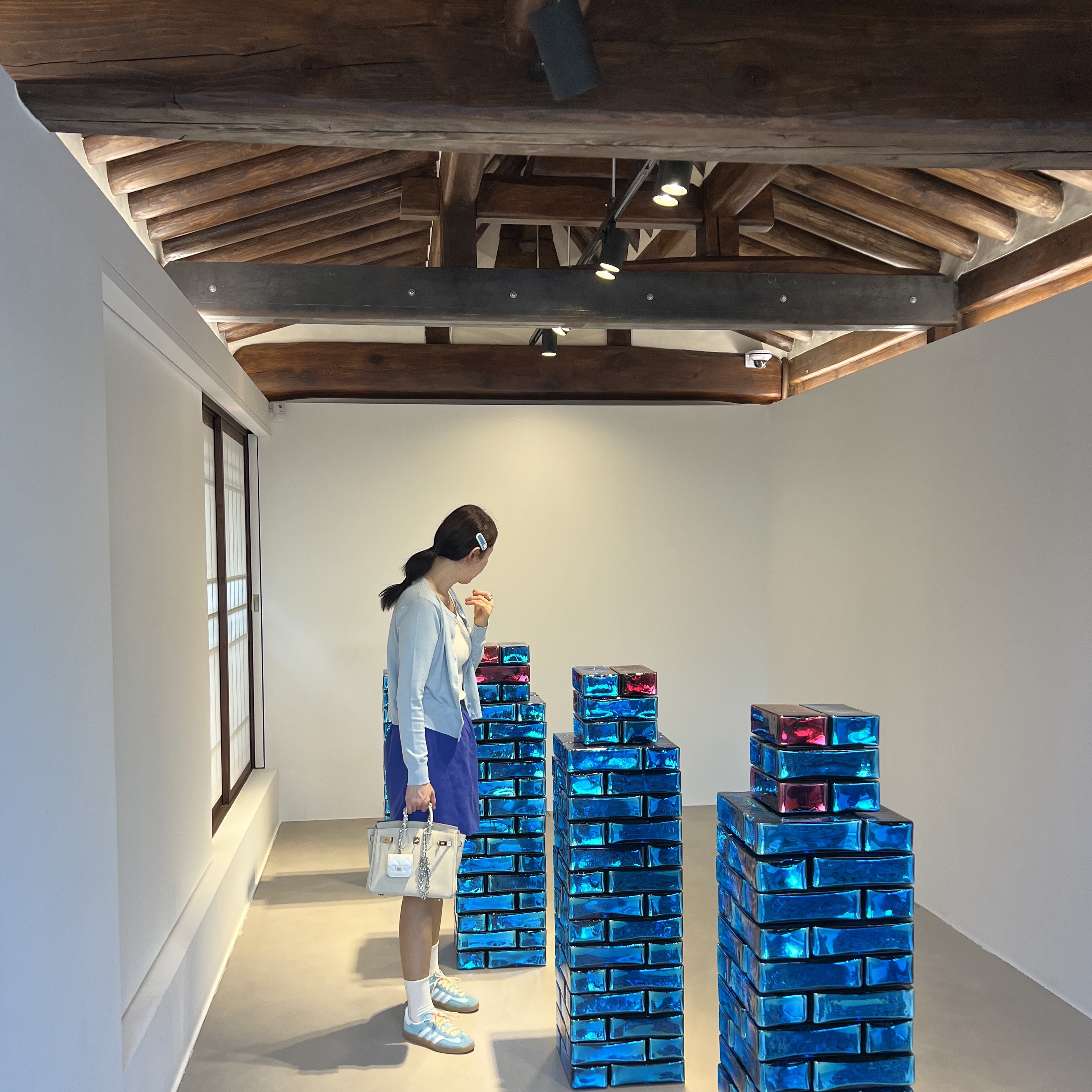 Adidas Gazelle Indoor Preloved Blue White 착용 스타일 - 2