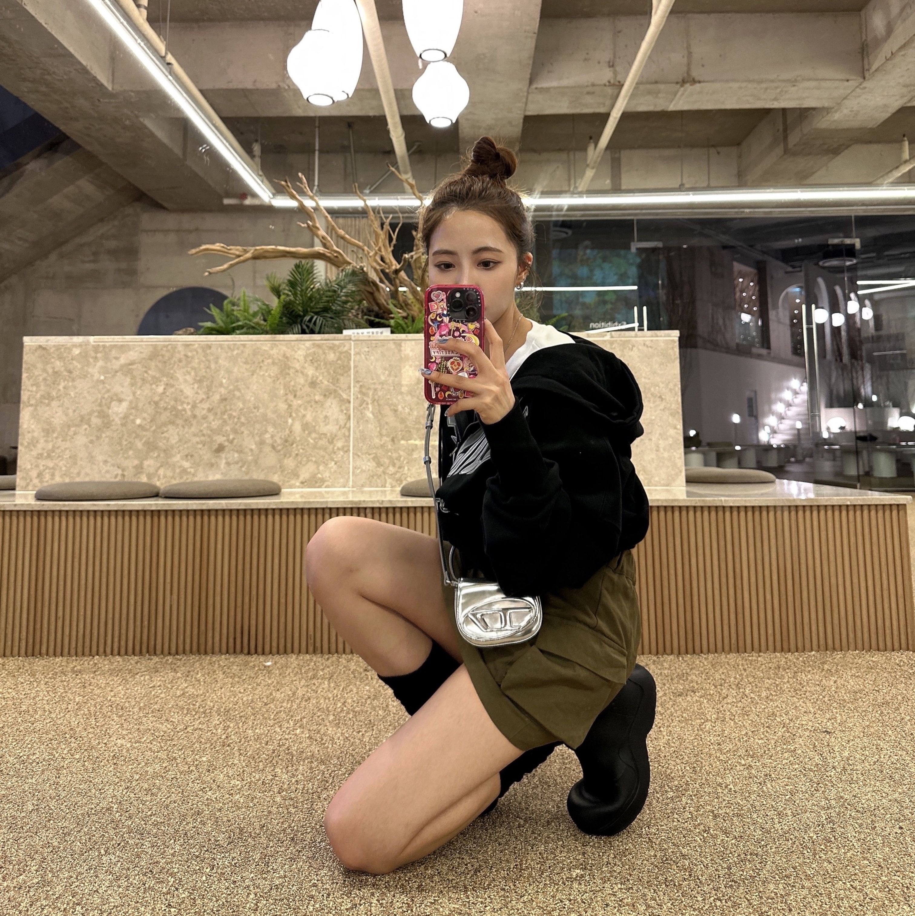 Bottega Veneta Puddle Ankle Boots Black, Diesel 1DR Mini Bag in Mirrored Leather Silver 착용 스타일 - 4