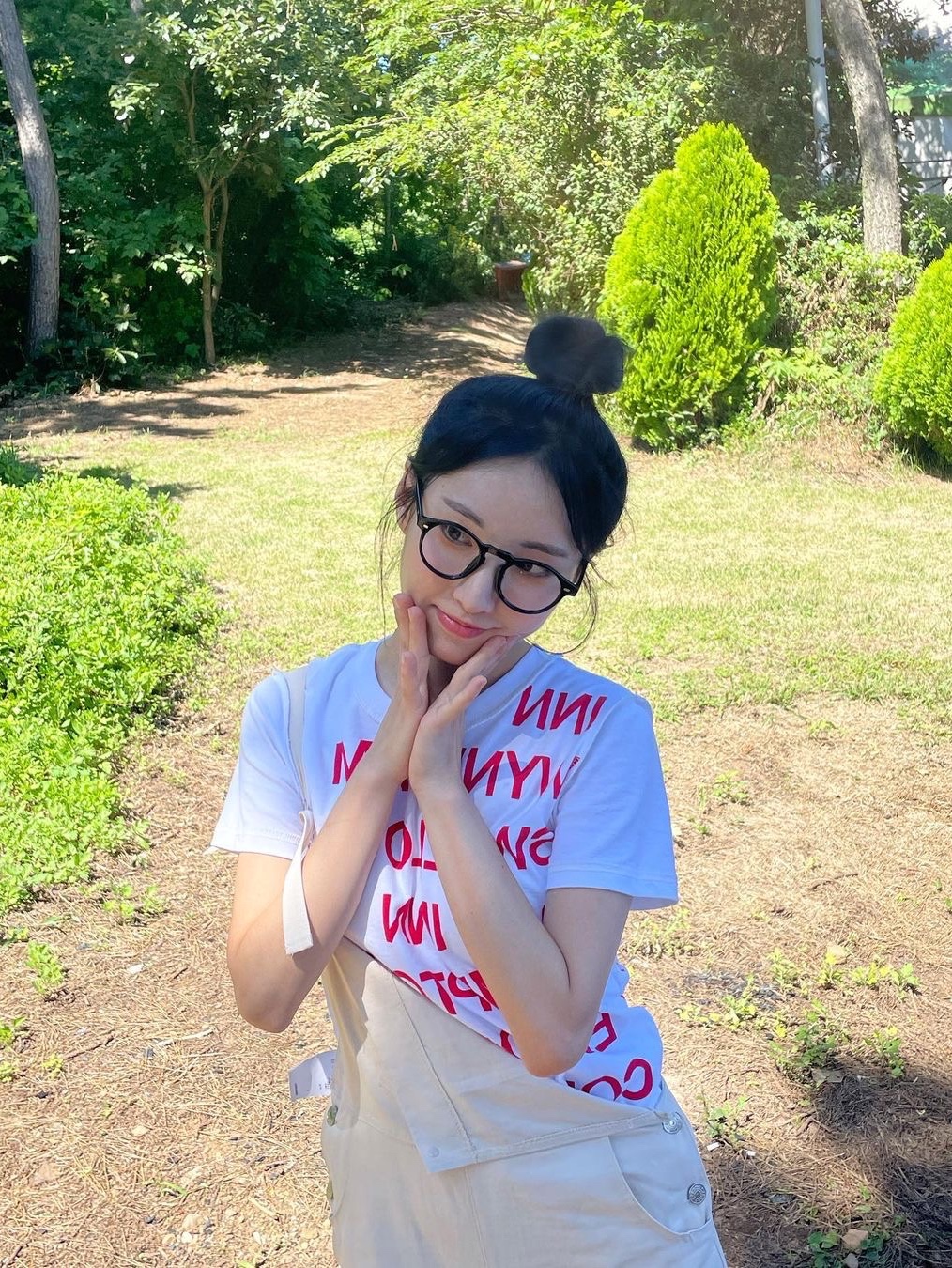 [KREAM 단독] Safarispot Women 1/2 Highway Inn T-Shirt White Red 착용 스타일 - 3