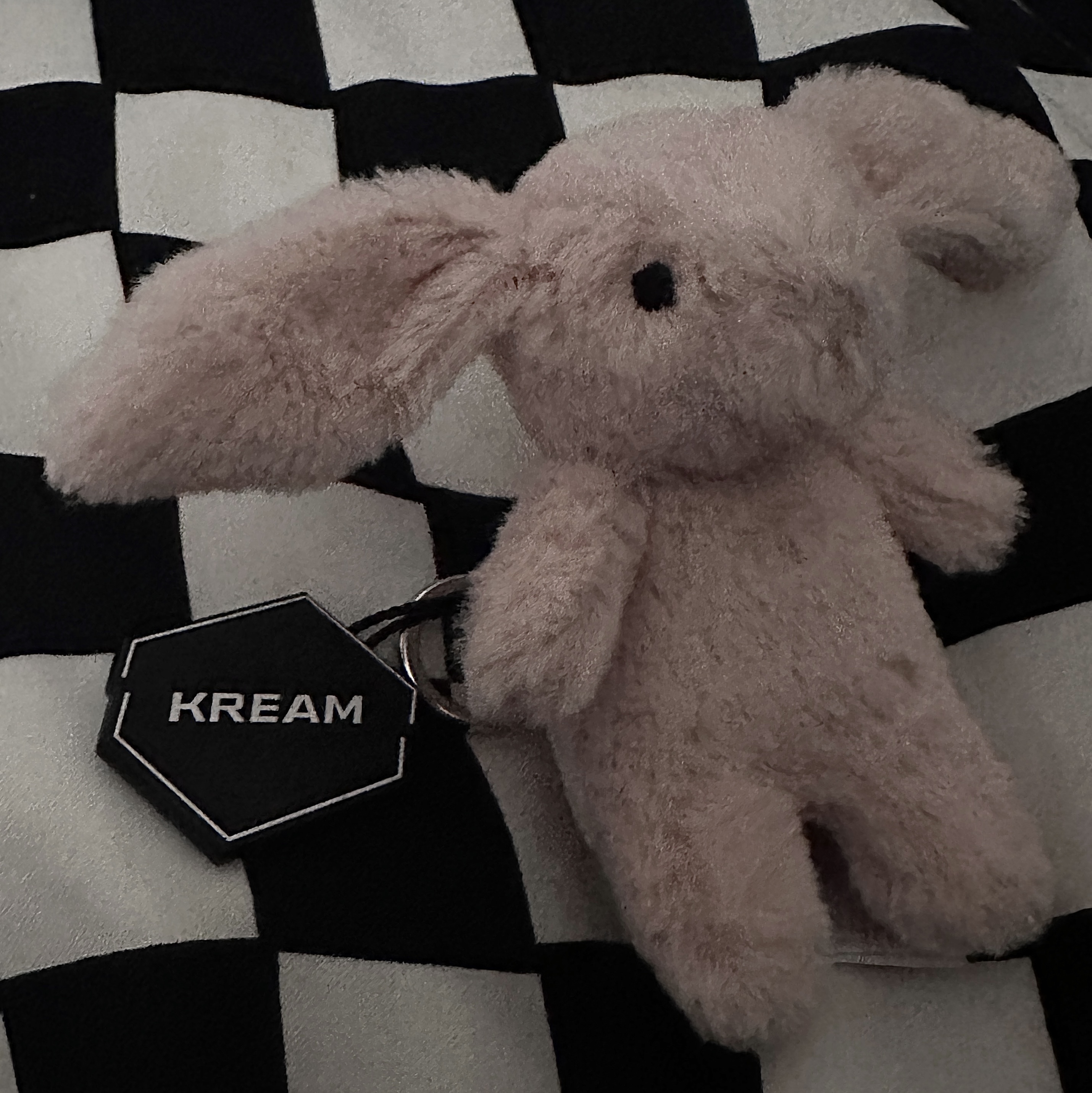 Jellycat Bashful Bunny Bag Charm Blush 착용 스타일