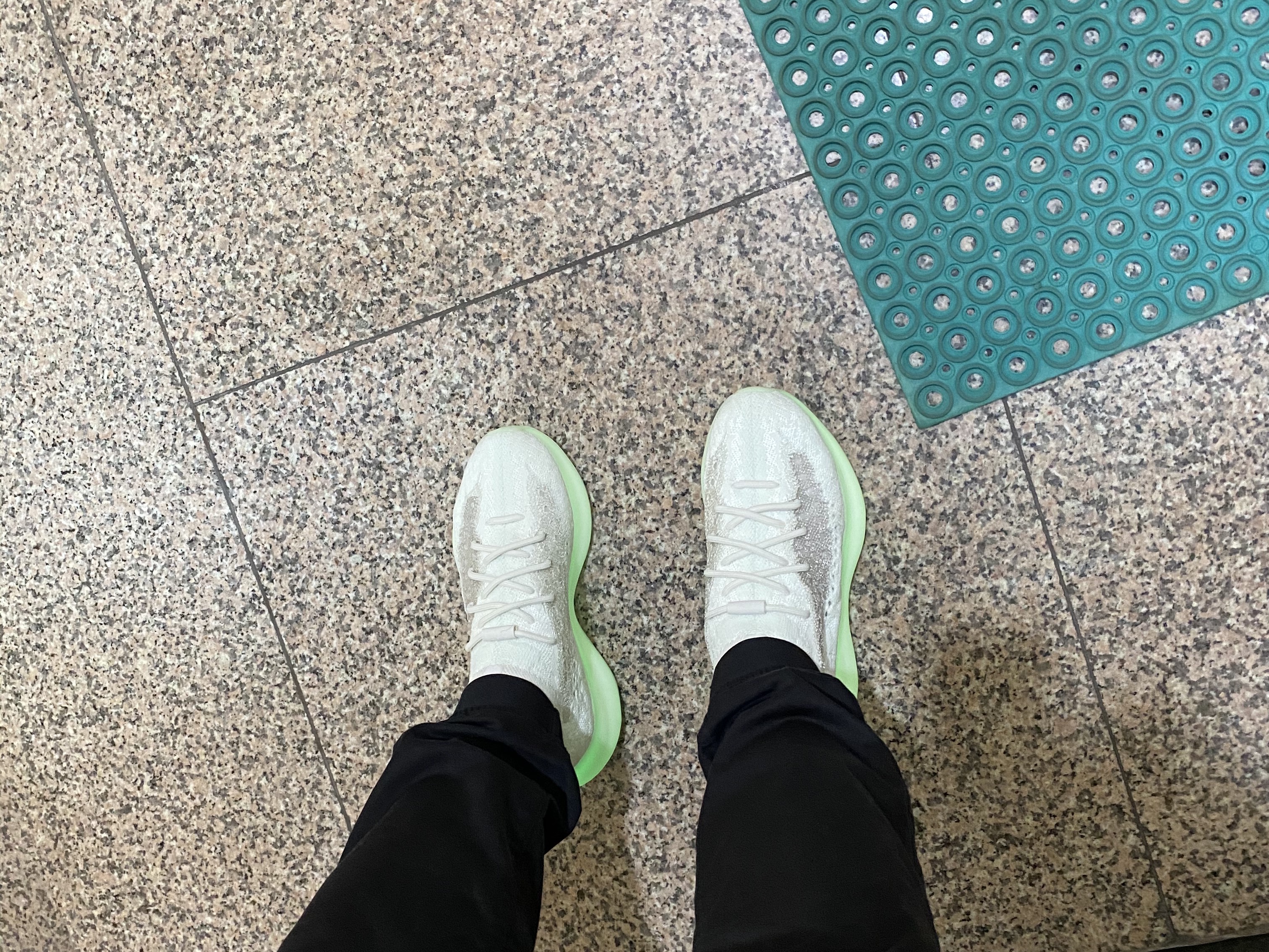 Adidas Yeezy Boost 380 Calcite Glow 착용 스타일