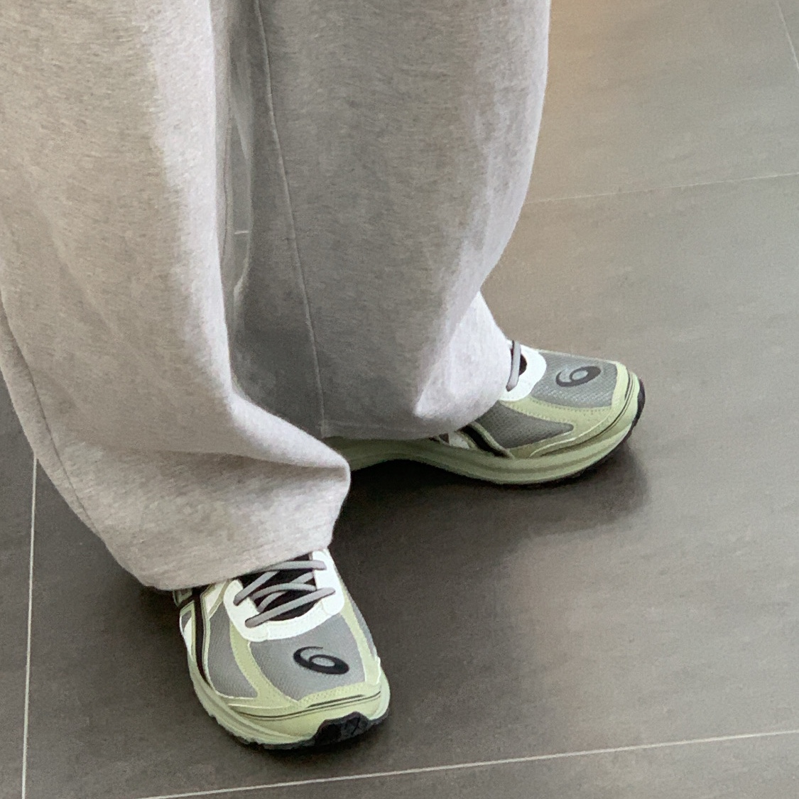 Asics Jog 100 S Sheet Rock - 2E Wide 착용 스타일 - 1