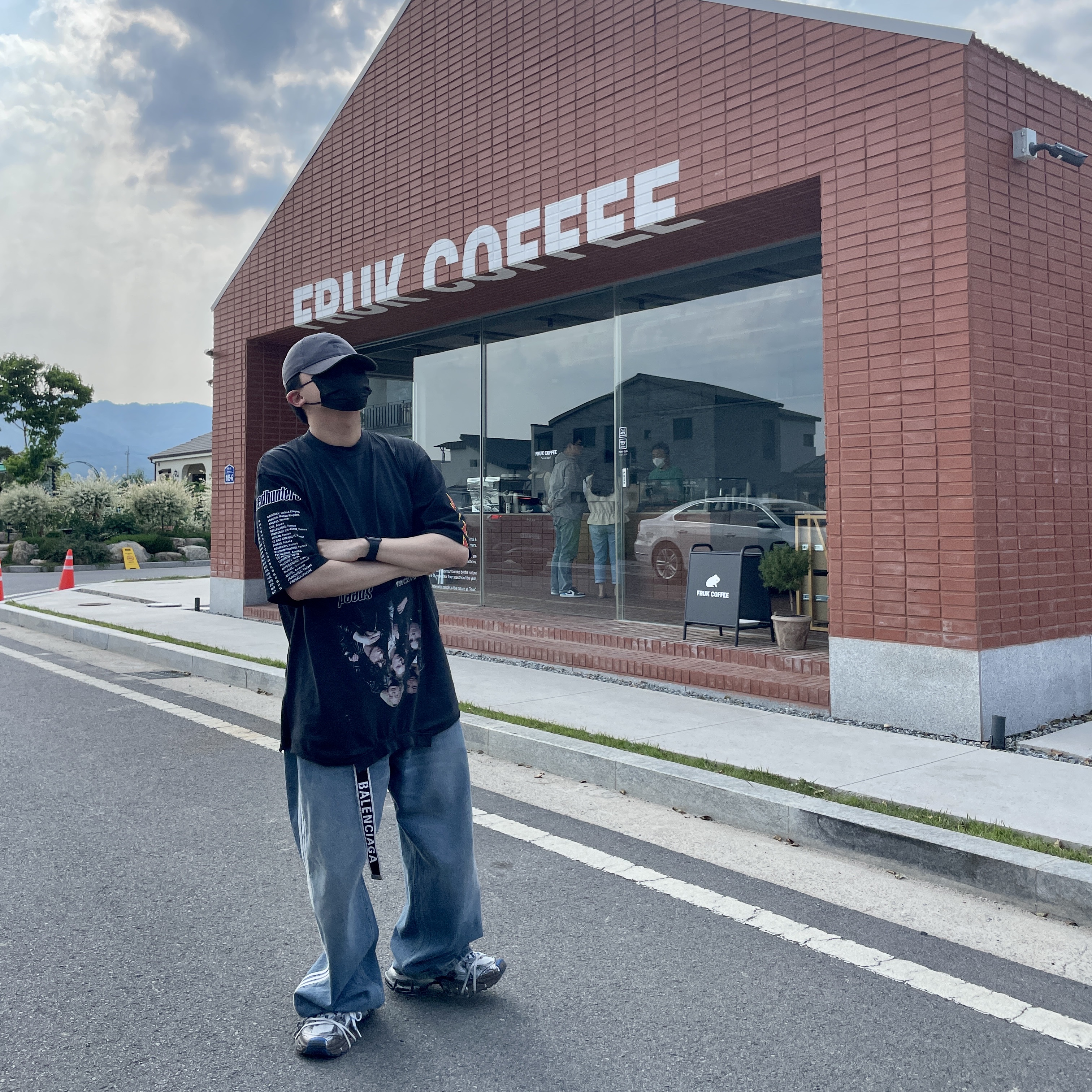 Balenciaga Oversized Speed Hunter Upside Down T-Shirt Black, Balenciaga 3XL Sneakers Worn Out Grey White Blue 착용 스타일 - 3