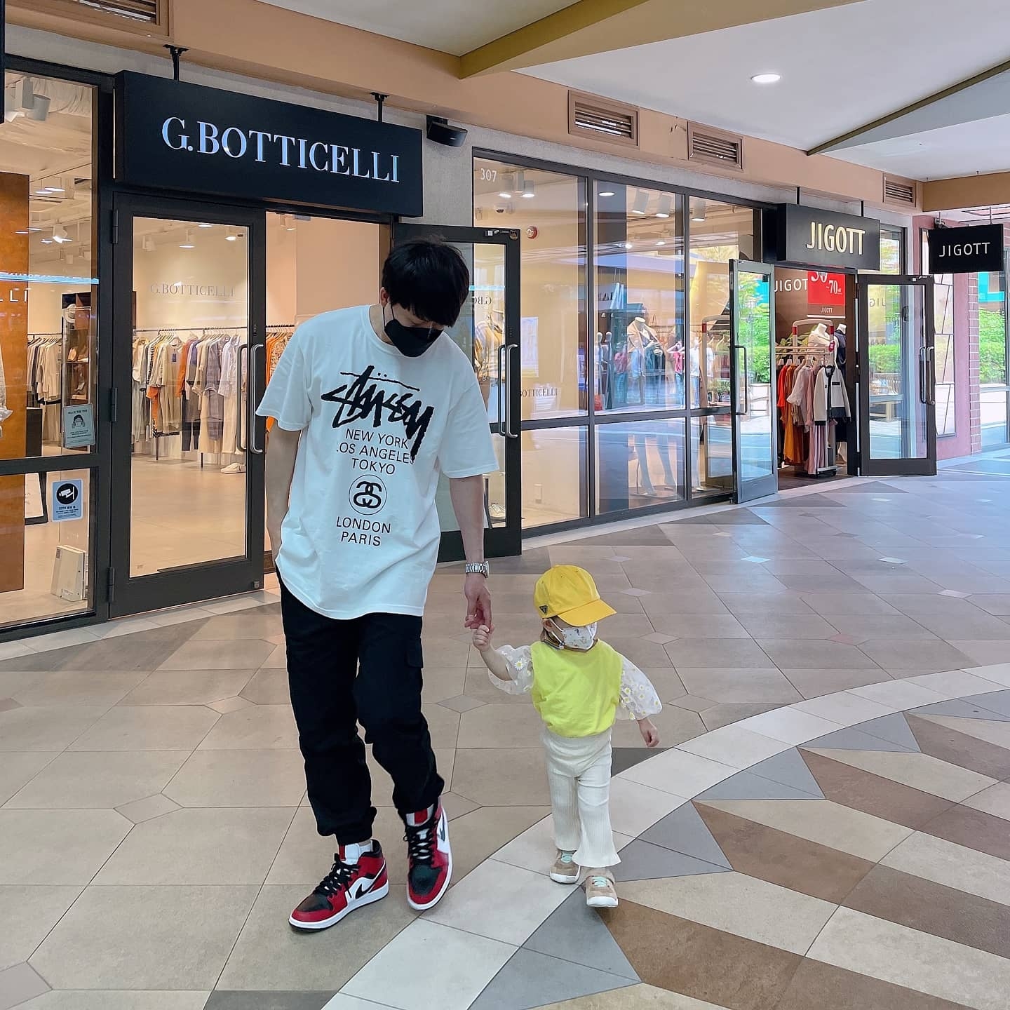 Jordan 1 Mid Chicago Black Toe, Stussy World Tour T-Shirt White 2023 착용 스타일 - 1