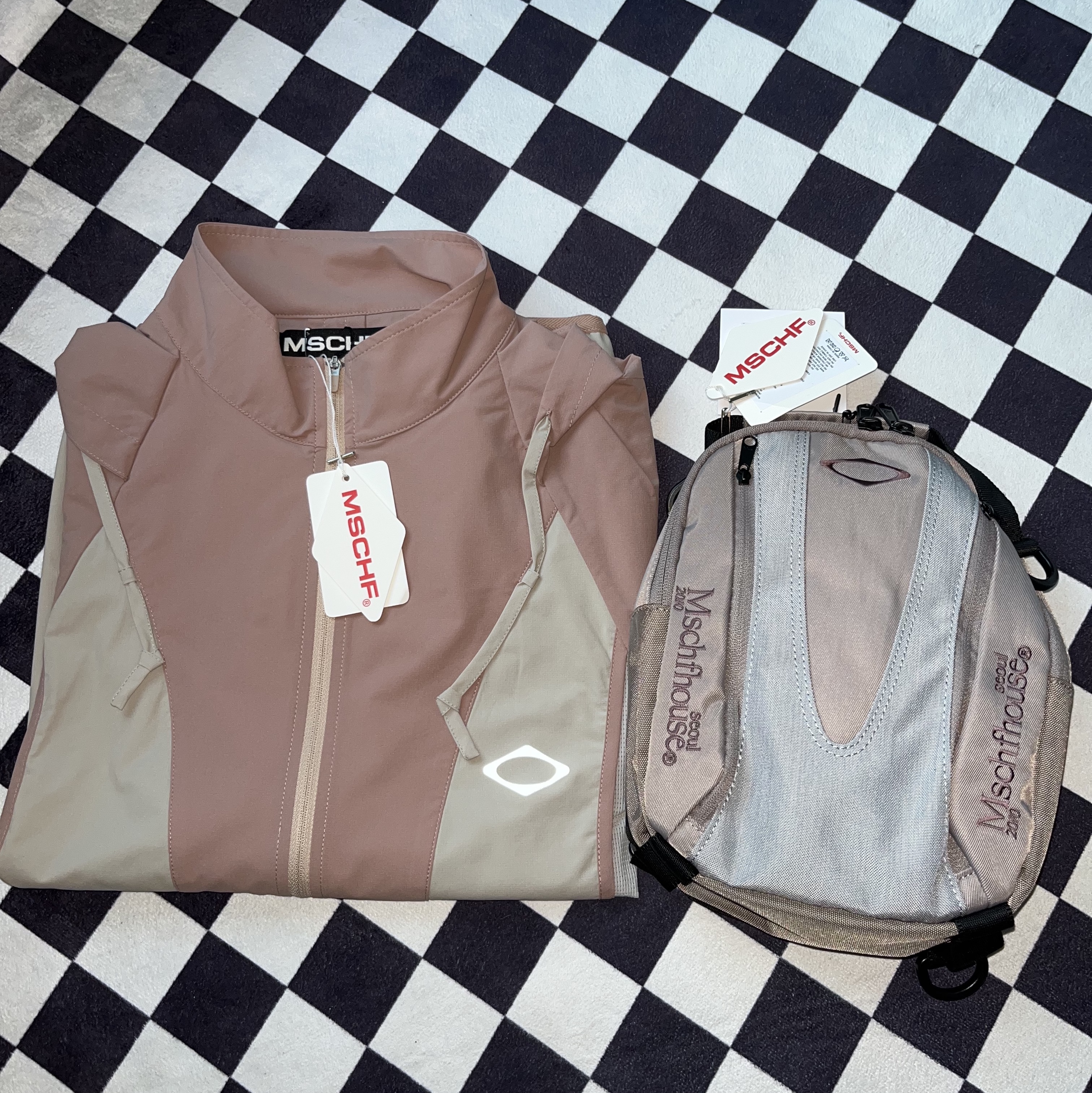 (W) Mischief SS Color Blocked Windbreaker Pink, Mischief Rhombus Sling Bag Pink Grey 착용 스타일