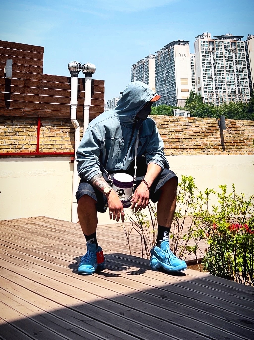 Supreme x Nike ACG Denim Pullover Washed Blue - 22FW, Supreme x Nike Lightweight Crew Socks Black (1 Pack) 착용 스타일 - 2
