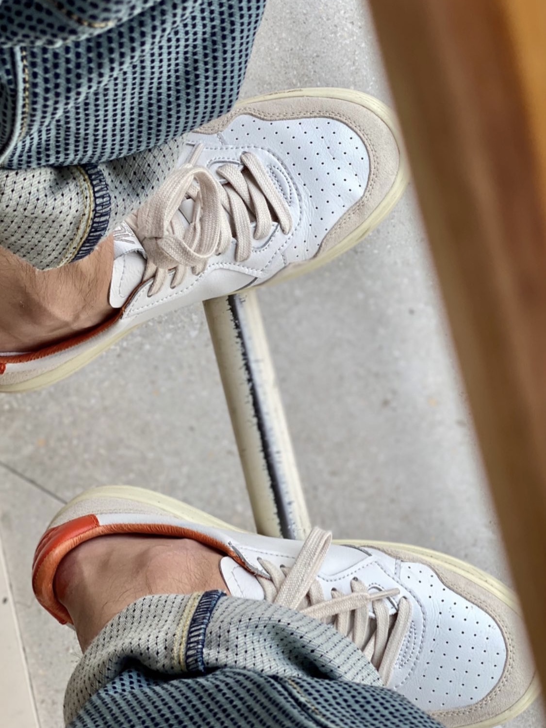 Autry Medalist Low Leather Suede Sneakers White Orange 착용 스타일