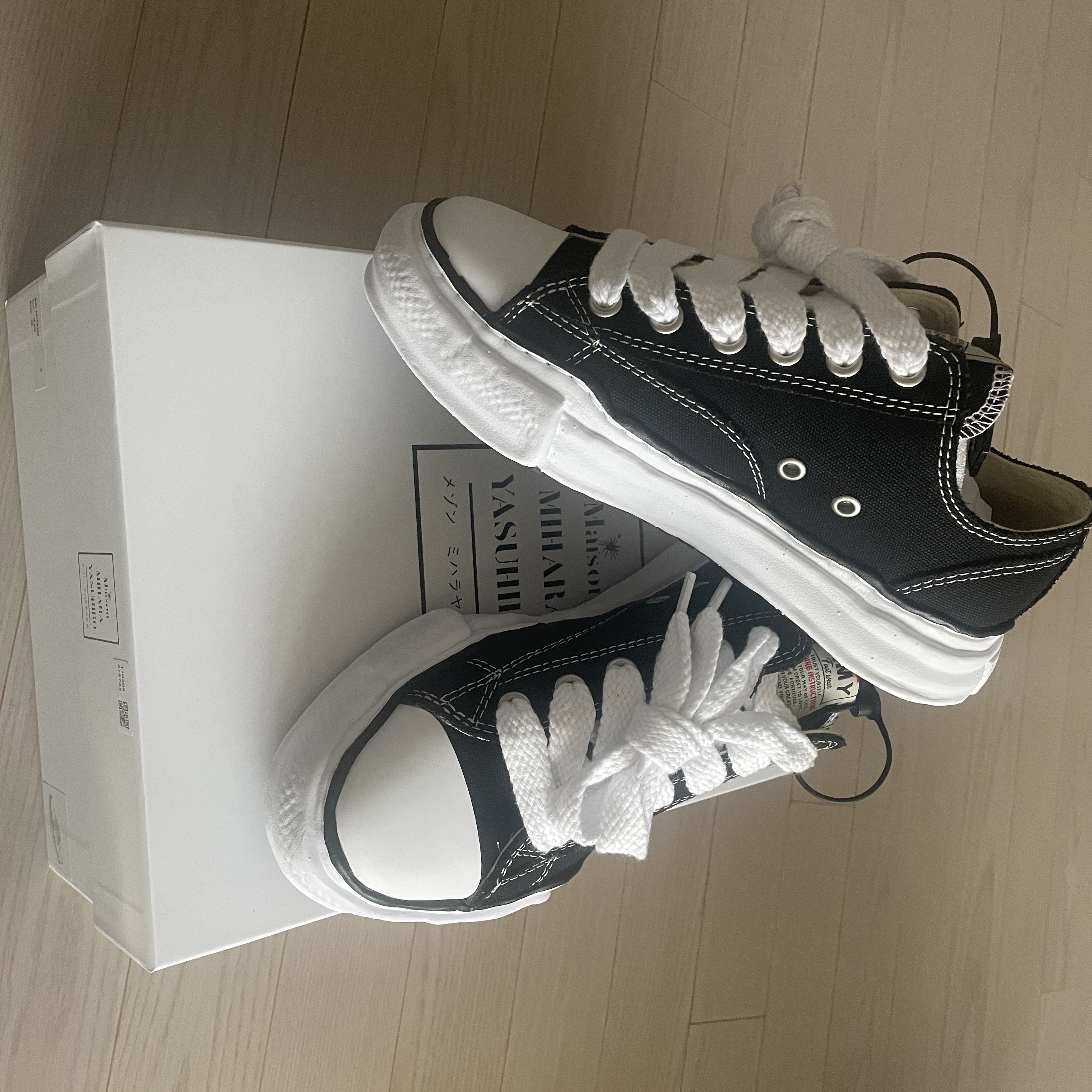 Maison Mihara Yasuhiro Peterson OG Sole Canvas Low Sneakers Black 착용 스타일