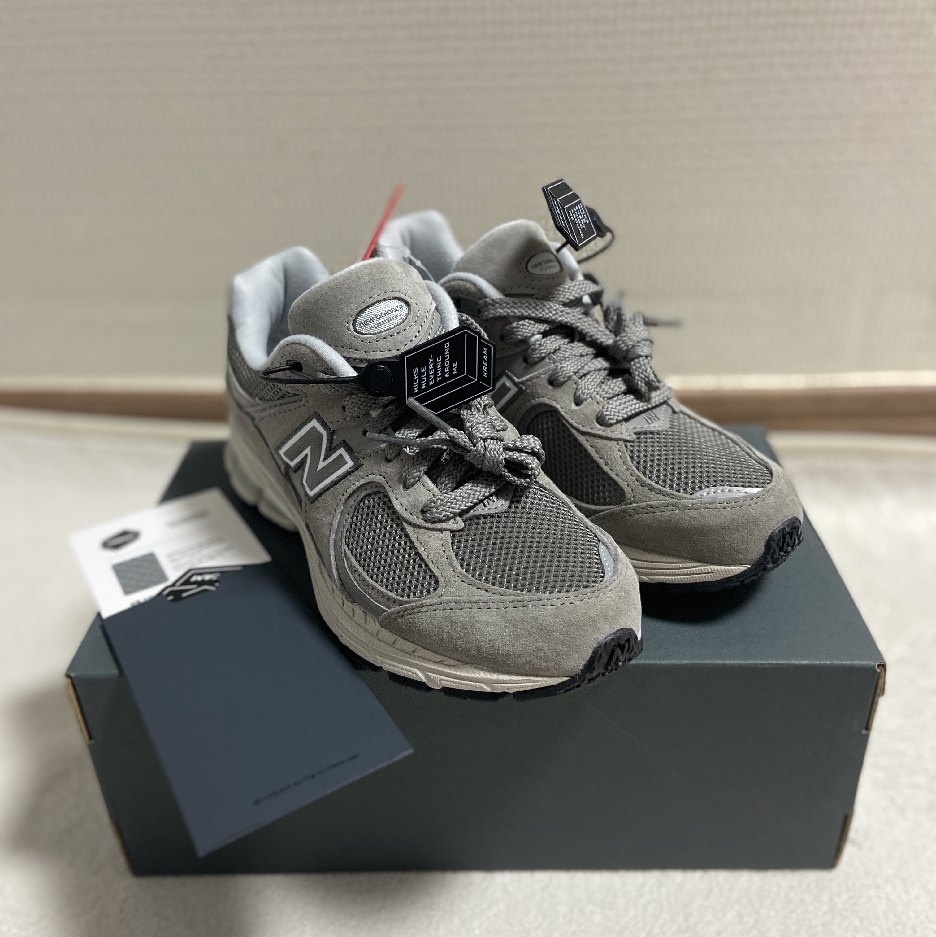 New Balance 2002R Grey 착용 스타일