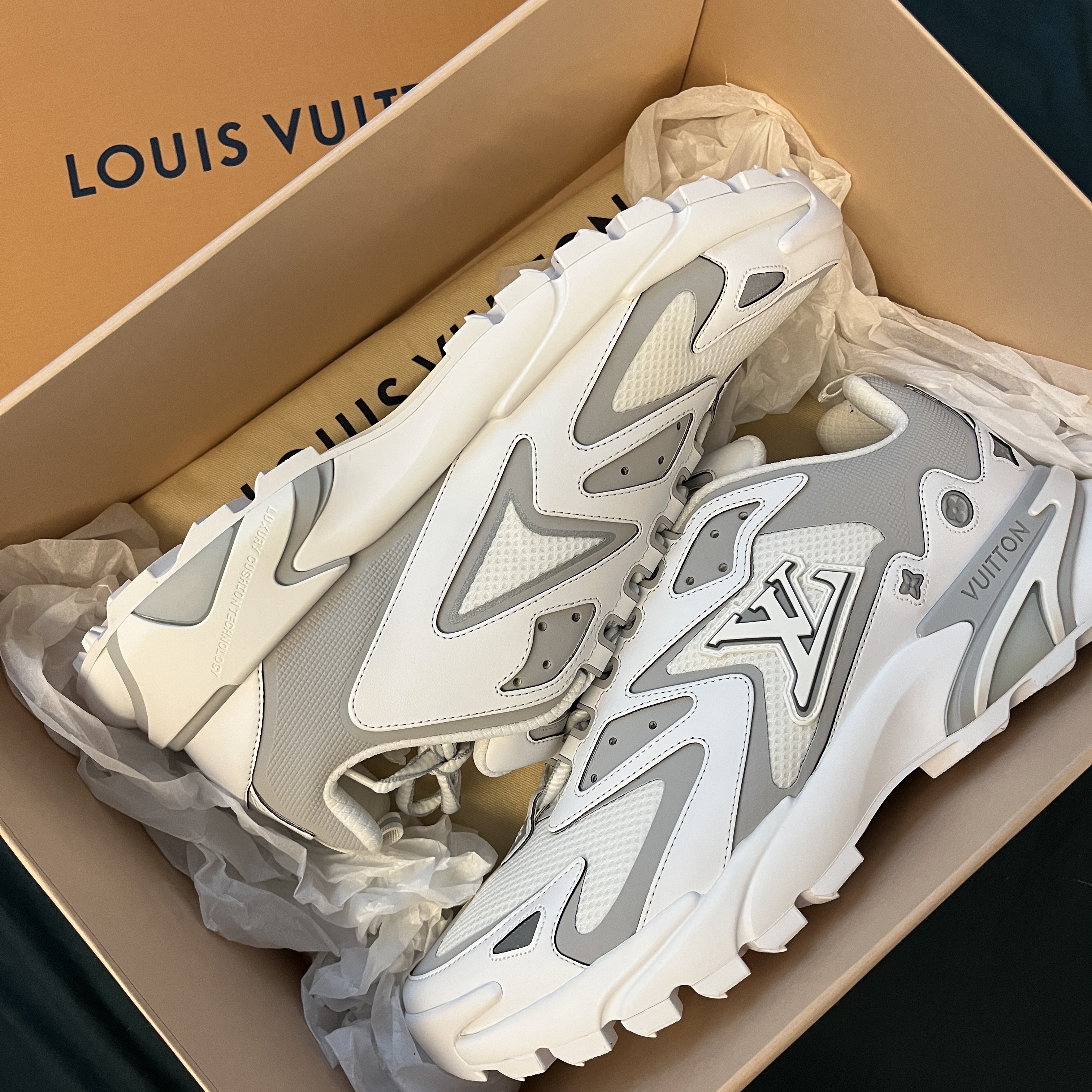 Louis Vuitton Runner Tatic Sneakers White 착용 스타일 - 1