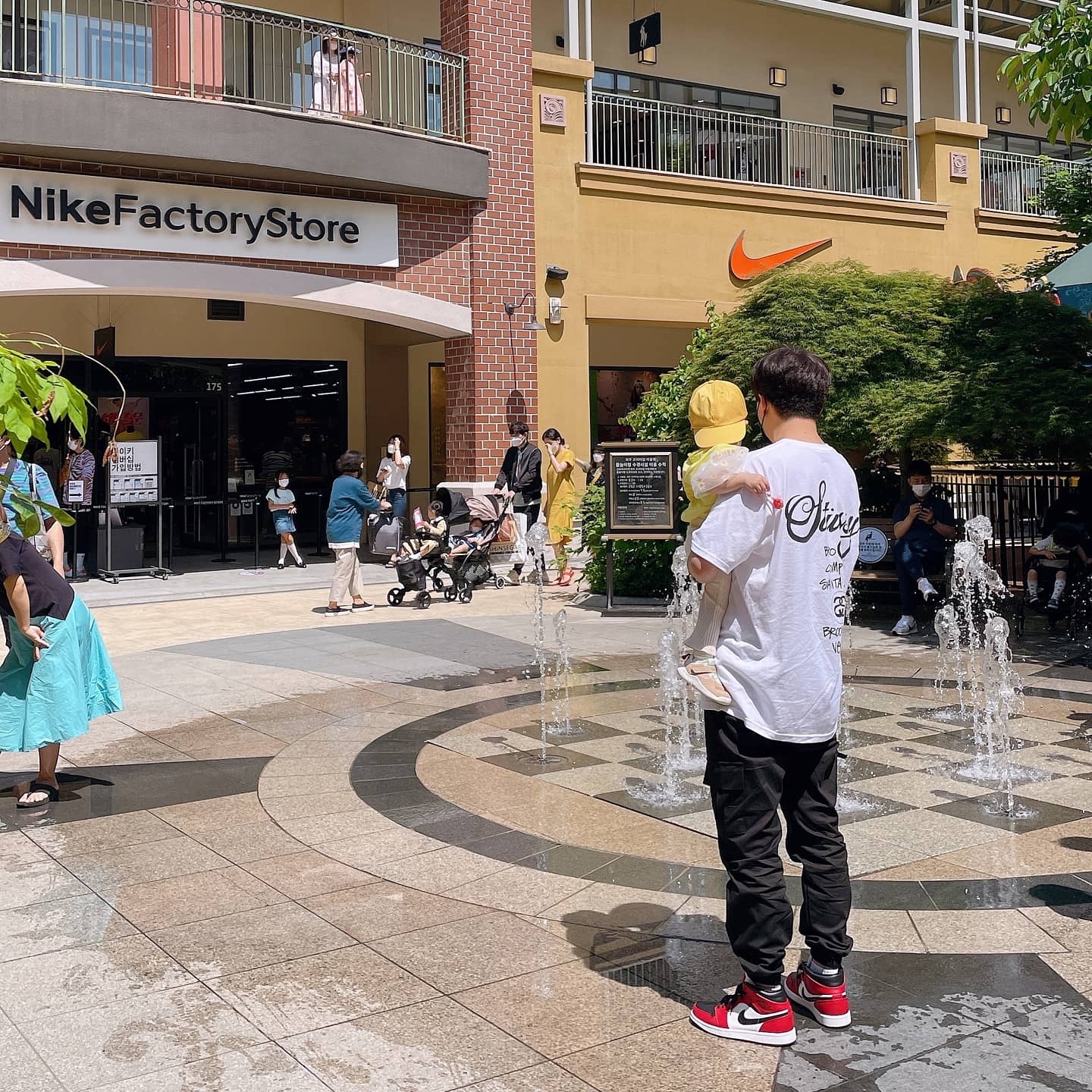 Jordan 1 Mid Chicago Black Toe, Stussy World Tour T-Shirt White 2023 착용 스타일 - 2