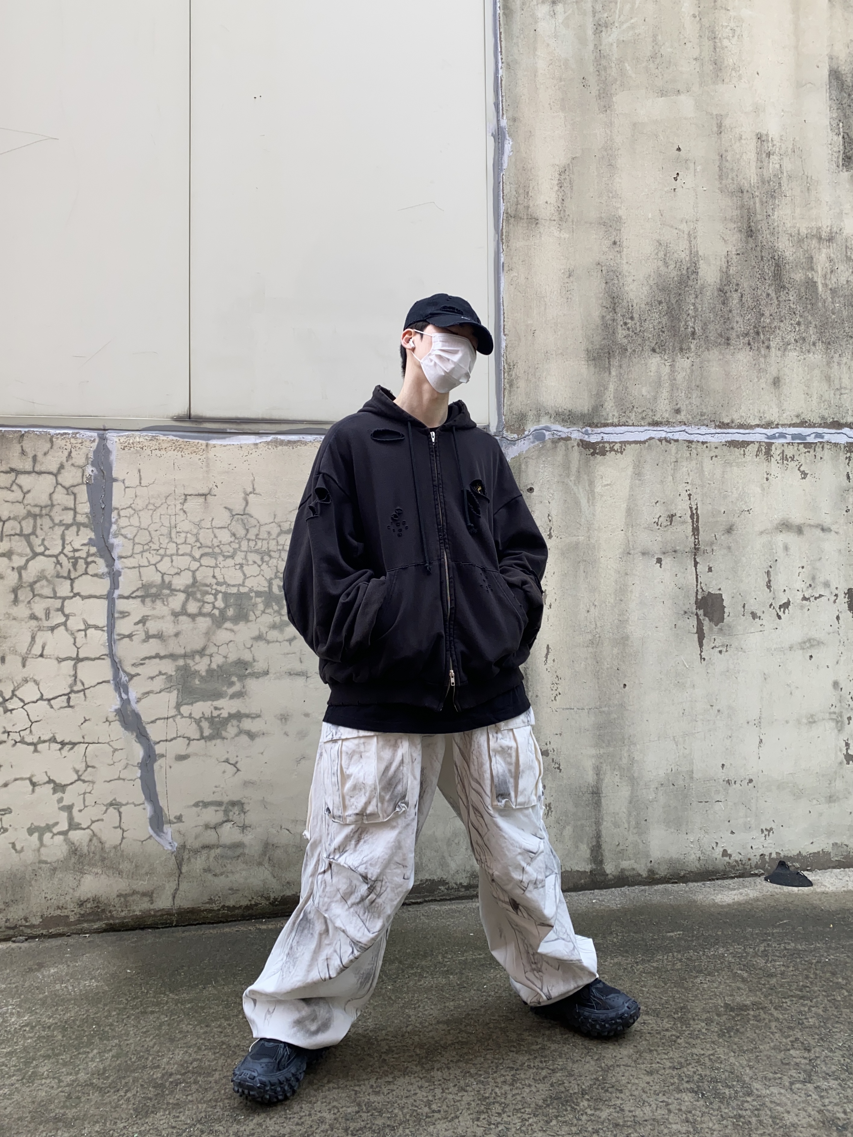 발렌시아가 디펜더 스니커즈 블랙, 프로젝트 G/R 디스트레스 레이어 집 후드 페이디드 블랙 착용 스타일 - 4