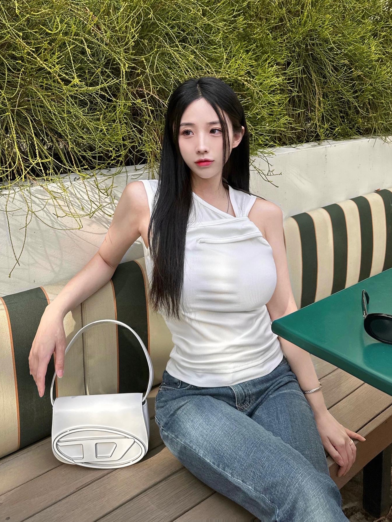 Diesel 1DR Shoulder Bag in Nappa Leather White, (W) Louis Vuitton LV Archlight Sneakers White 착용 스타일 - 2