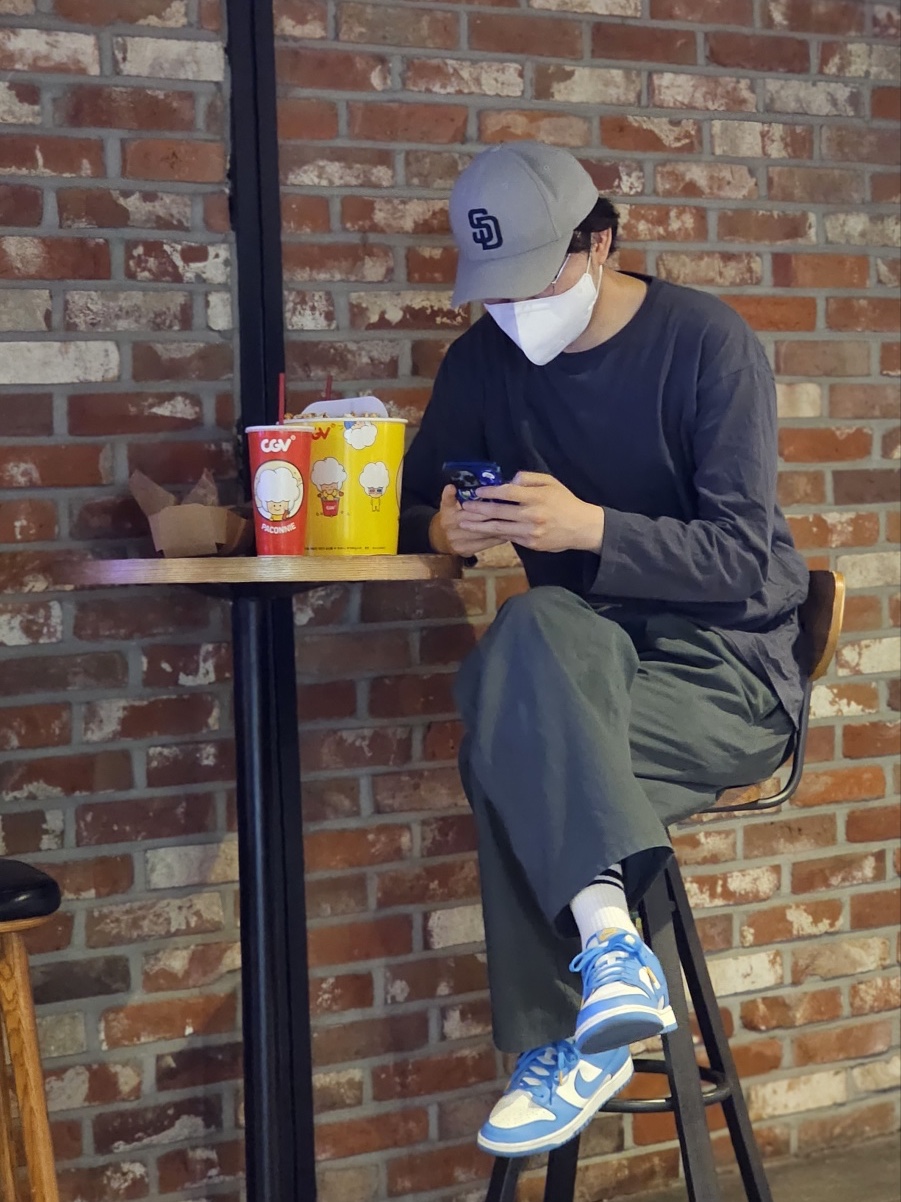 (W) Nike Dunk Low Coast, Casetify x Ader Error iPhone Tube Magsafe Case Blue 착용 스타일