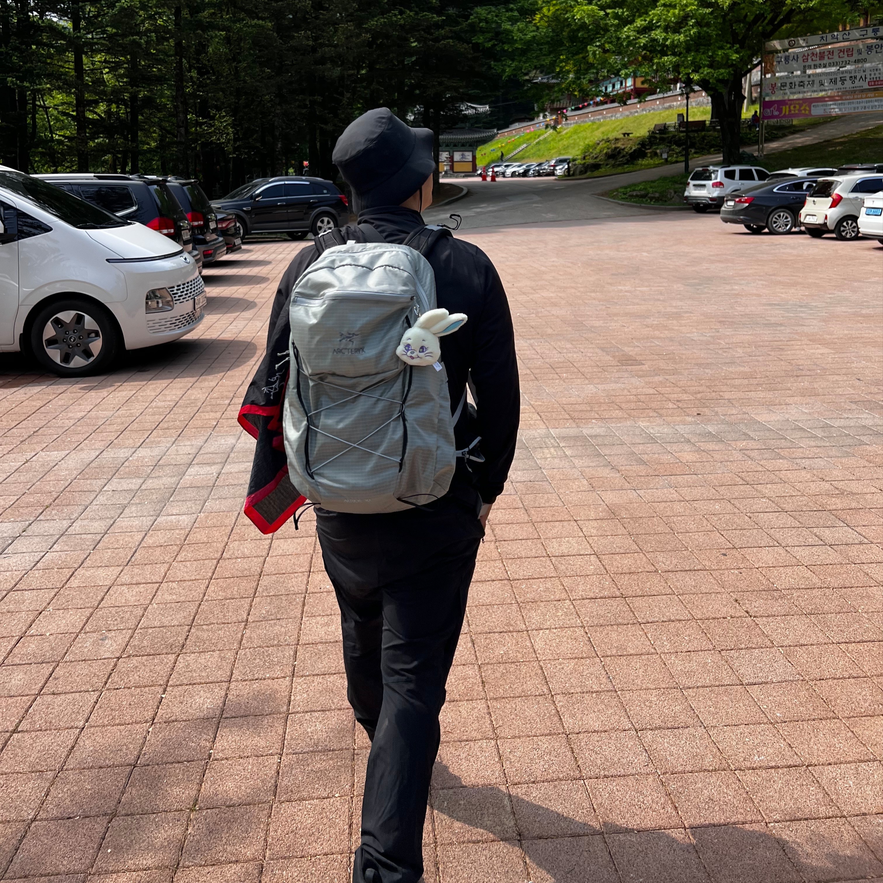 뉴진스 토끼 머천다이즈 플러피 키링 화이트, 아크테릭스 신솔로 햇 블랙 착용 스타일 - 1