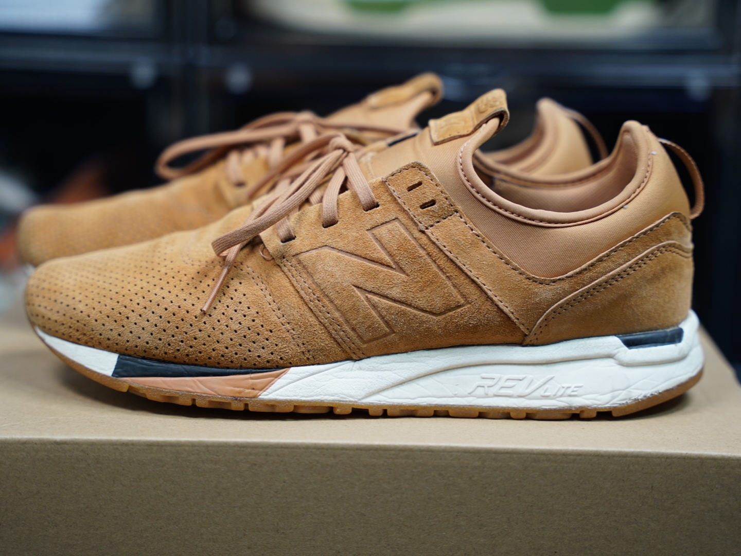 New Balance 247 Brown Luxe 착용 스타일 - 2