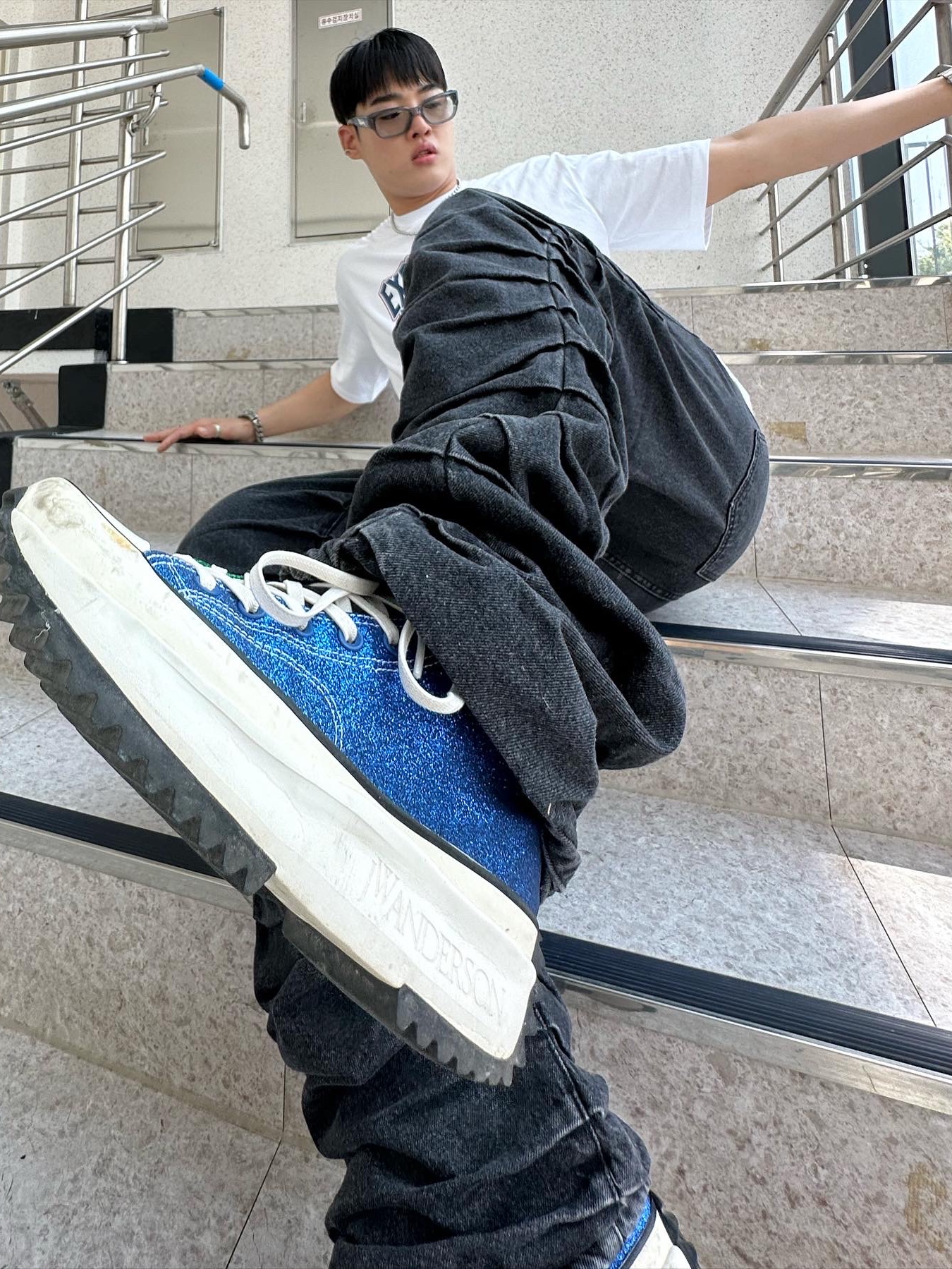 Converse x JW Anderson Run Star Hike Hi Glitter 착용 스타일 - 1