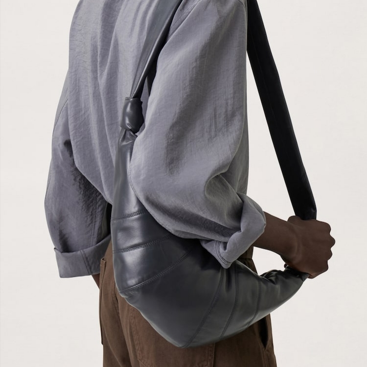 Lemaire Small Croissant Bag Soft Nappa Leather Asphalt 착용 스타일