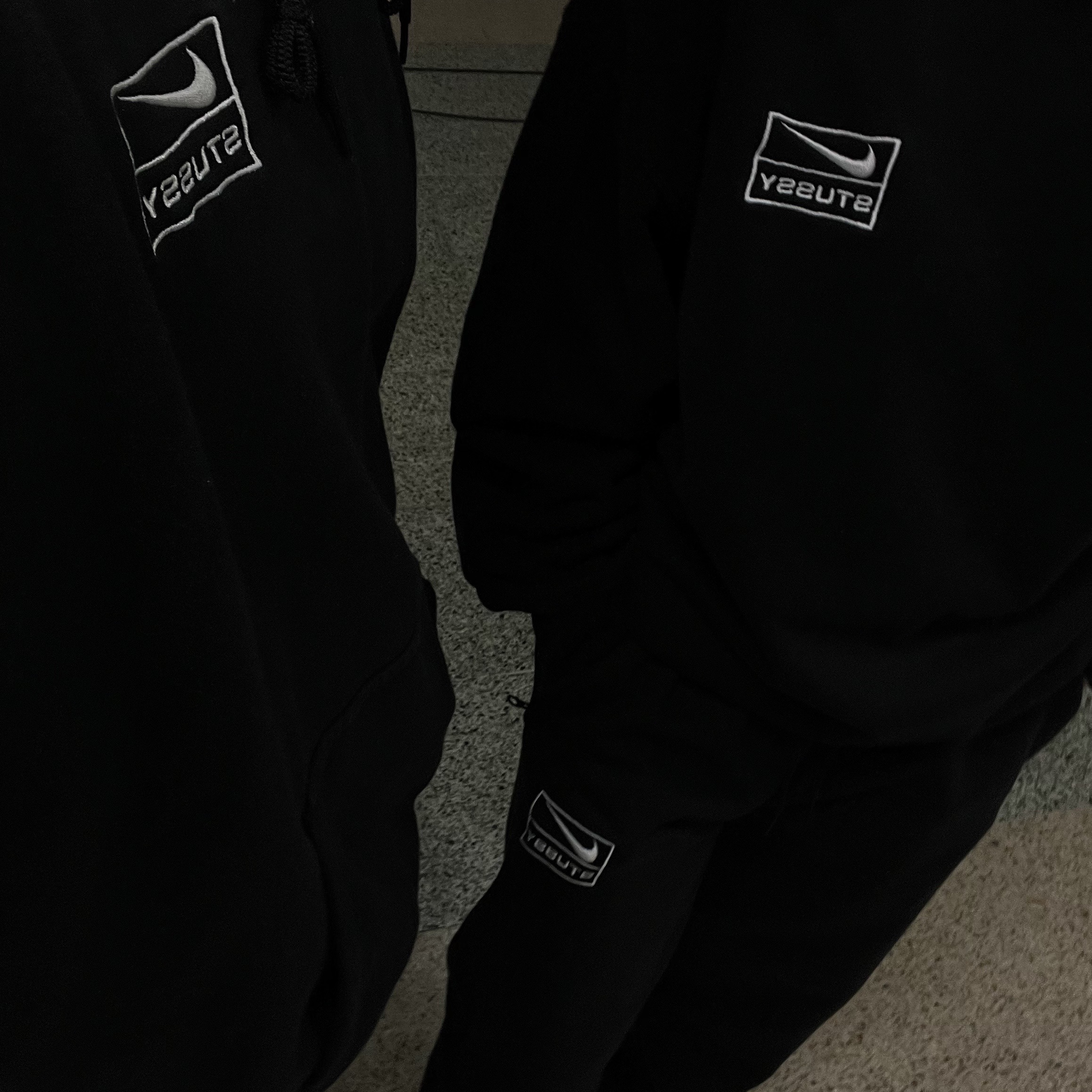 Nike x Stussy NRG Washed Fleece Pants Black (DO5296-010), Nike x Stussy NRG Washed Fleece Crewneck Black (DO5310-010) 착용 스타일 - 2