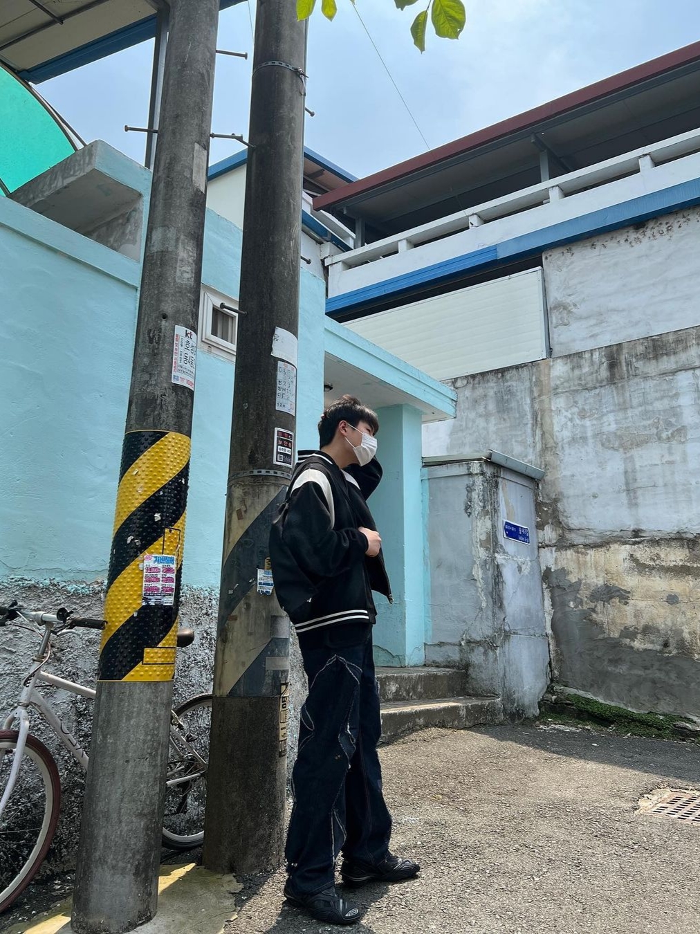 에이옵 바 택 커브 팬츠 데님, (W) 발렌시아가 타이렉스 스니커즈 블랙 착용 스타일 - 2