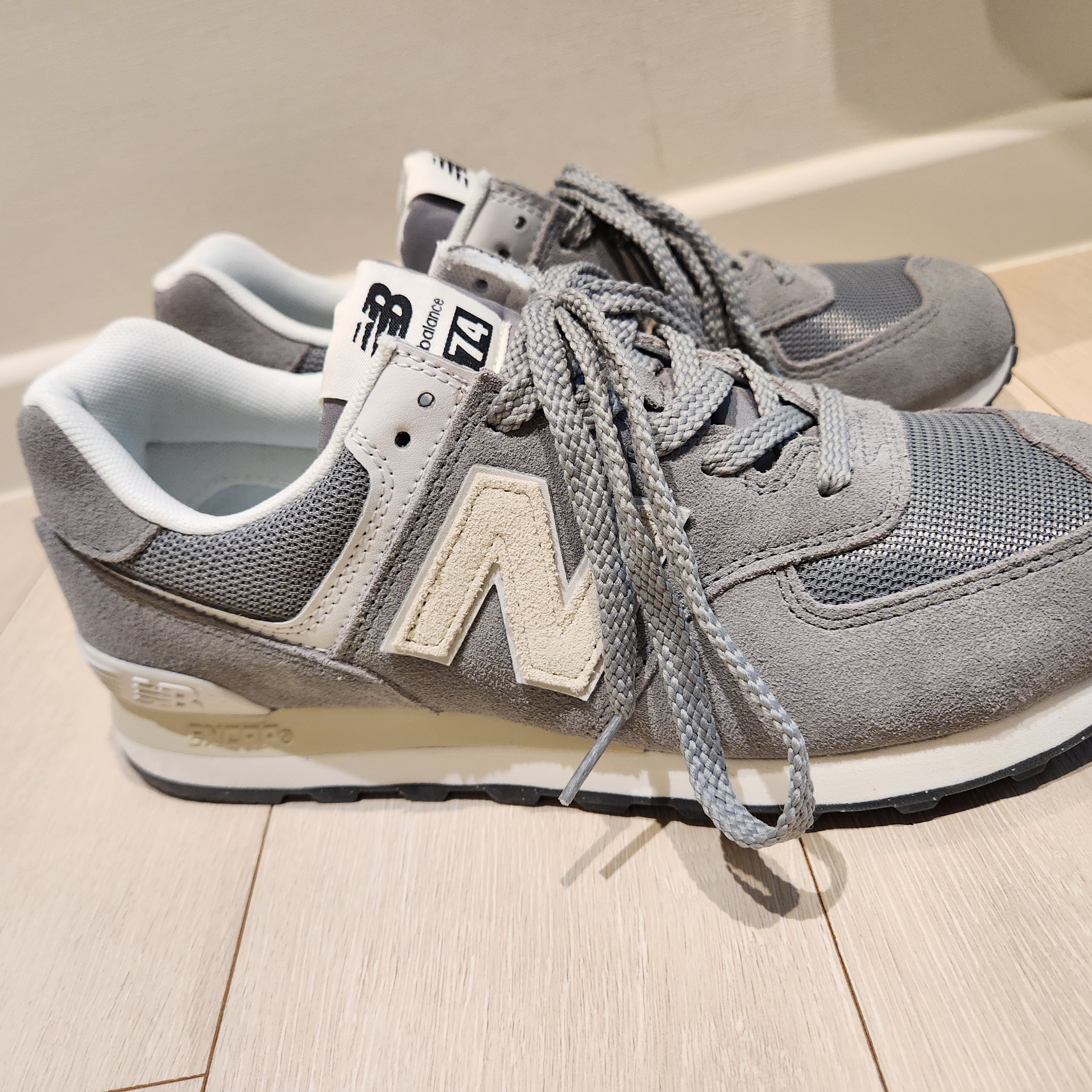 New Balance 574 Classics Reimagined Gray 착용 스타일 - 1
