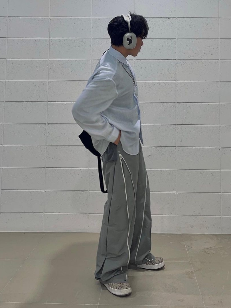 [KREAM 단독] 에이옵 쿠카노 쉘 팬츠 그레이, 애플 에어팟 맥스 라이트닝 실버 (국내 정식 발매 제품) 착용 스타일 - 1