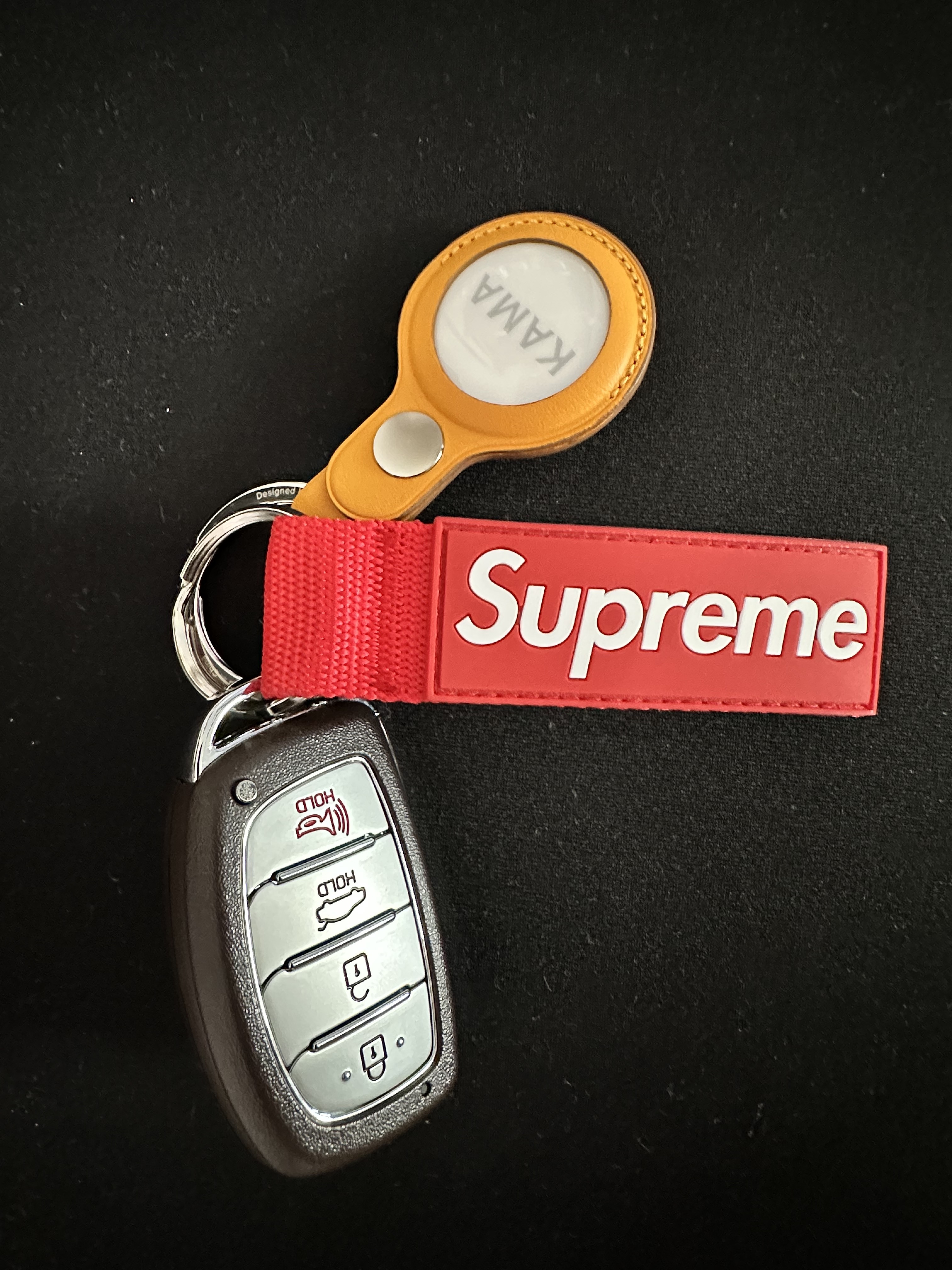 Supreme Webbing Keychain Red - 23SS 착용 스타일