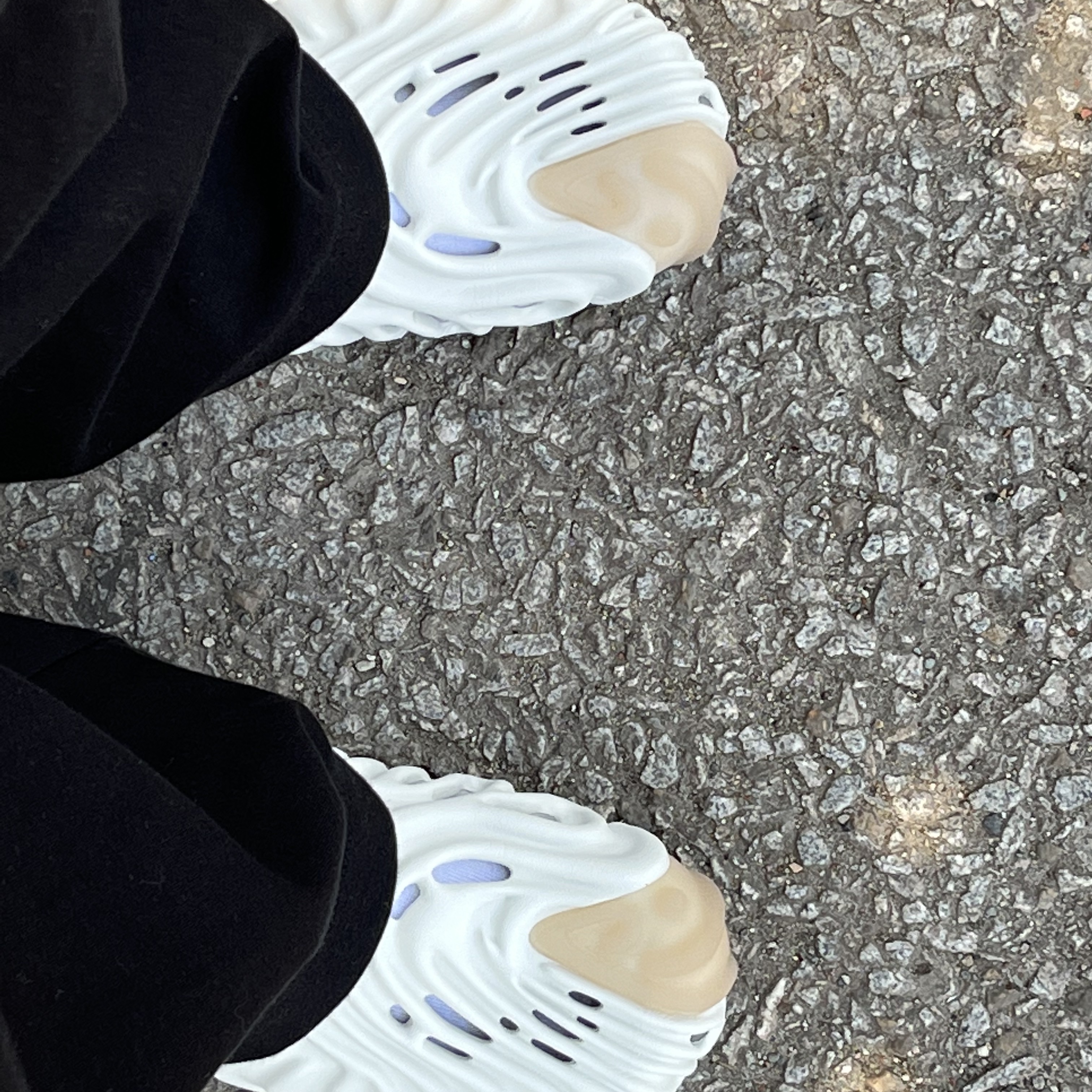 Adidas Yeezy Slide Bone 2022/2023, Crocs x Salehe Bembury Pollex Clog Stratus 착용 스타일 - 3