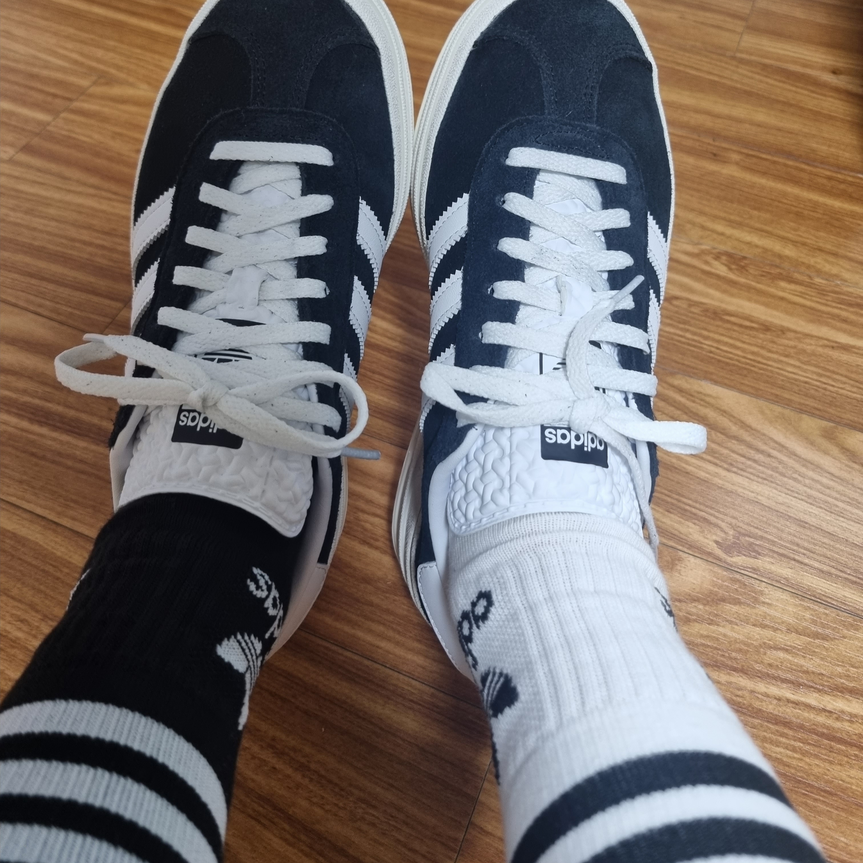 (W) Adidas Gazelle Bold Core Black Cloud White 착용 스타일