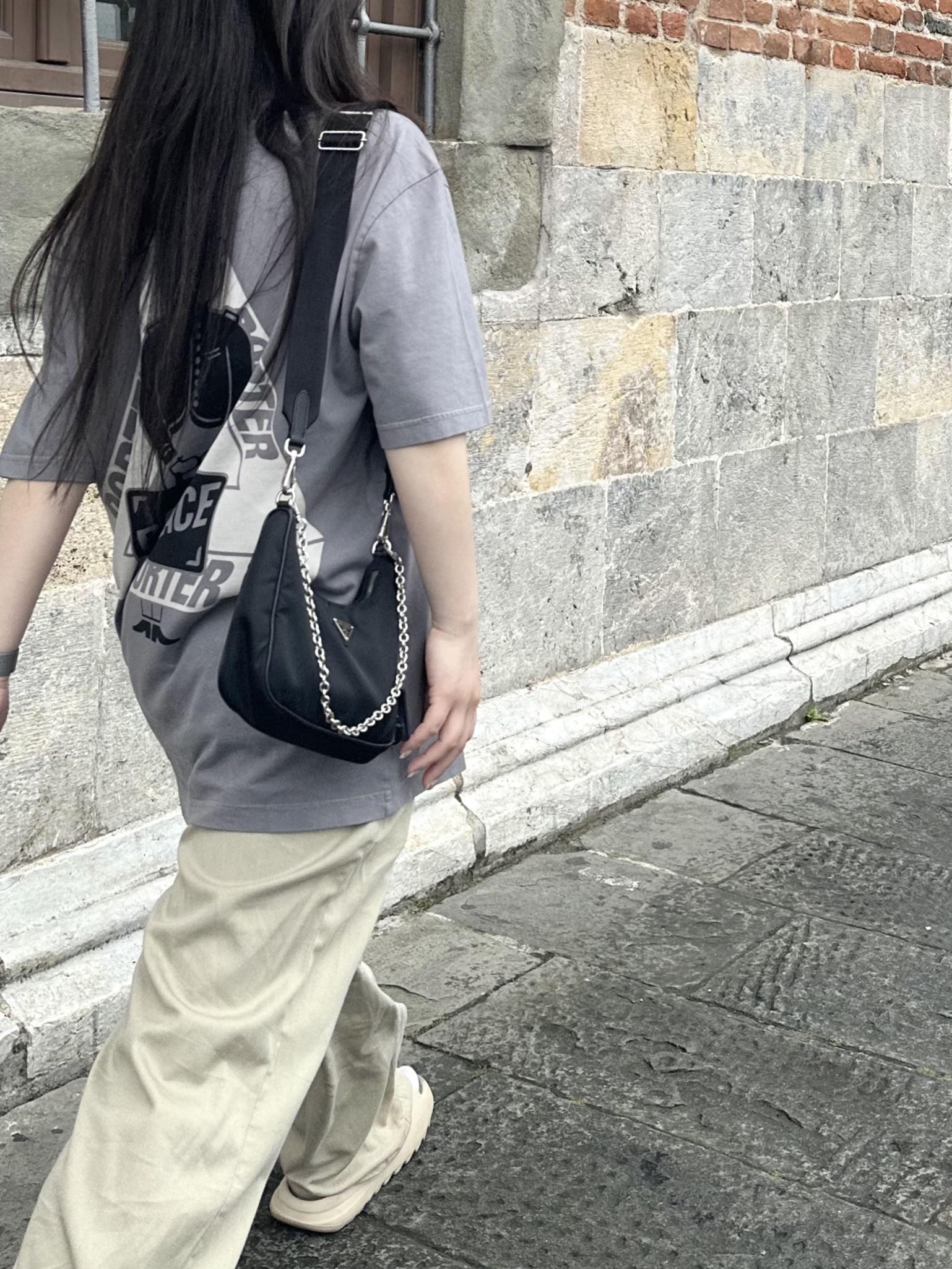 Palace x Porter Tri-Ferg Bell Boy T-Shirt Gray, Prada Re-Edition 2005 Re-Nylon Shoulder Bag Black 착용 스타일 - 2