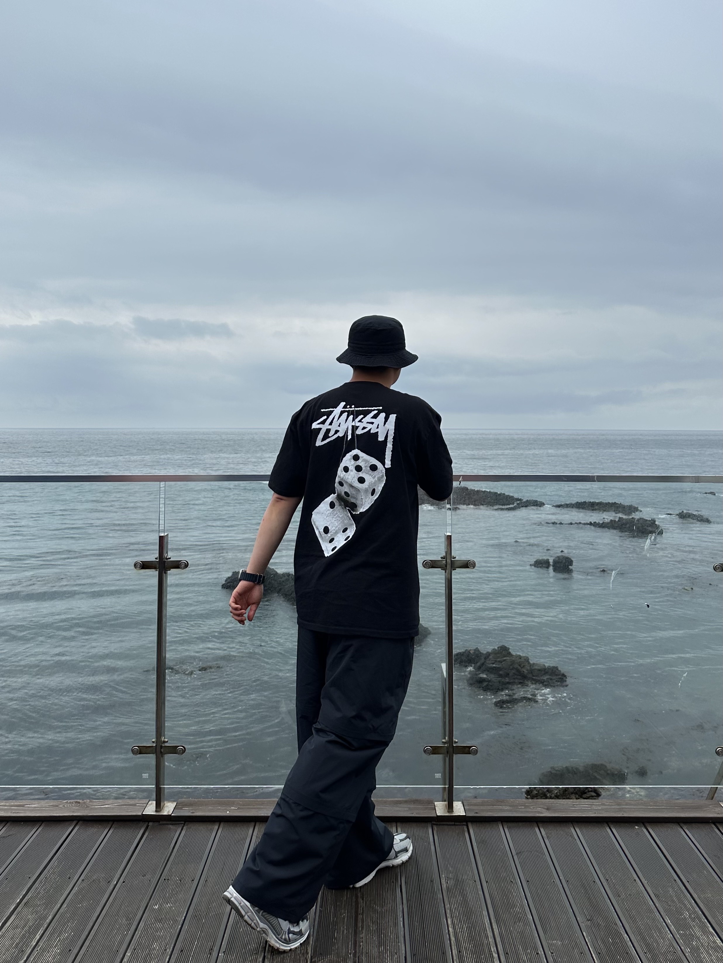 Stussy Fuzzy Dice T-Shirt Black, Nike Futura Core Bucket Hat Black 착용 스타일