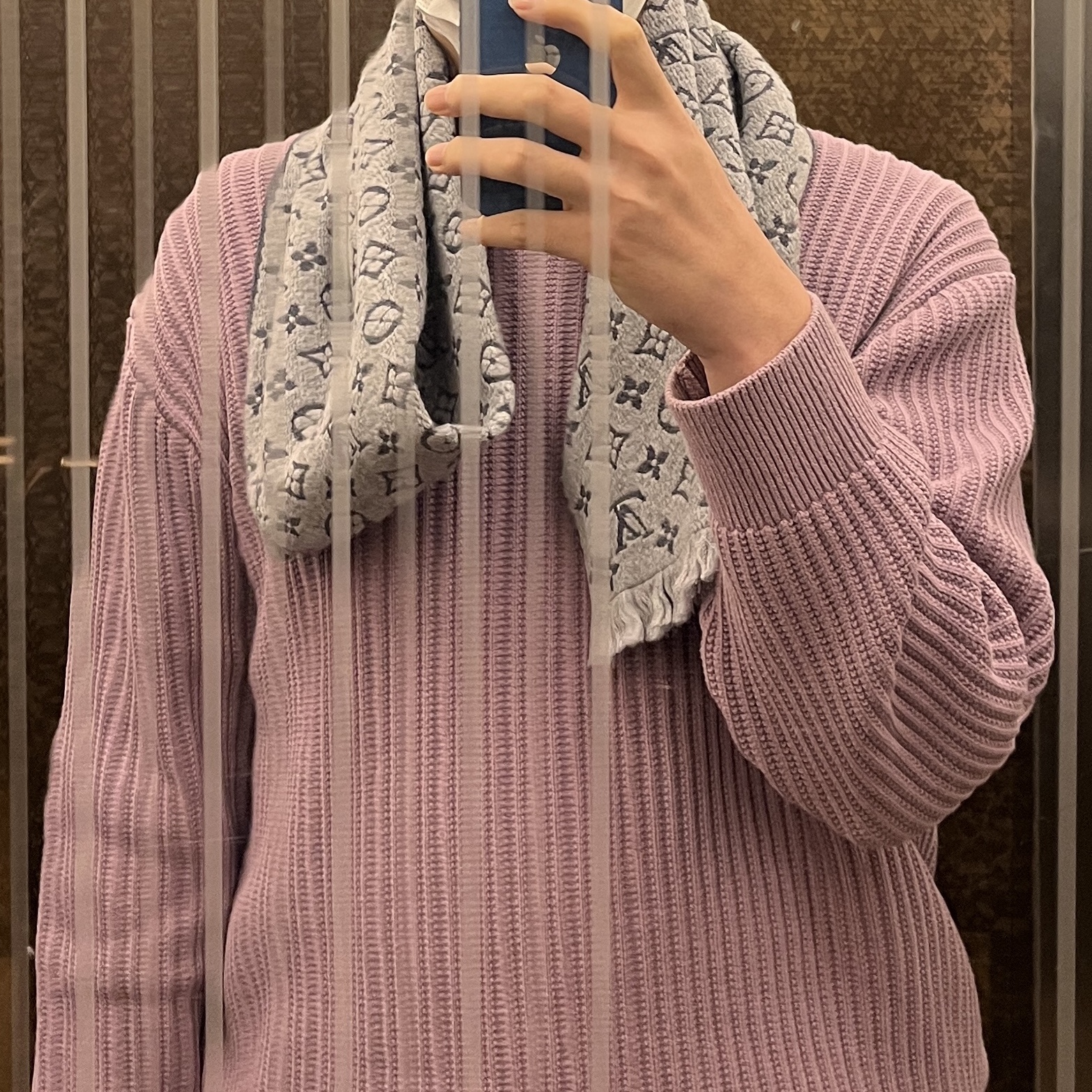 루이비통 모노그램 클래식 머플러 라이트 그레이 착용 스타일 - 2