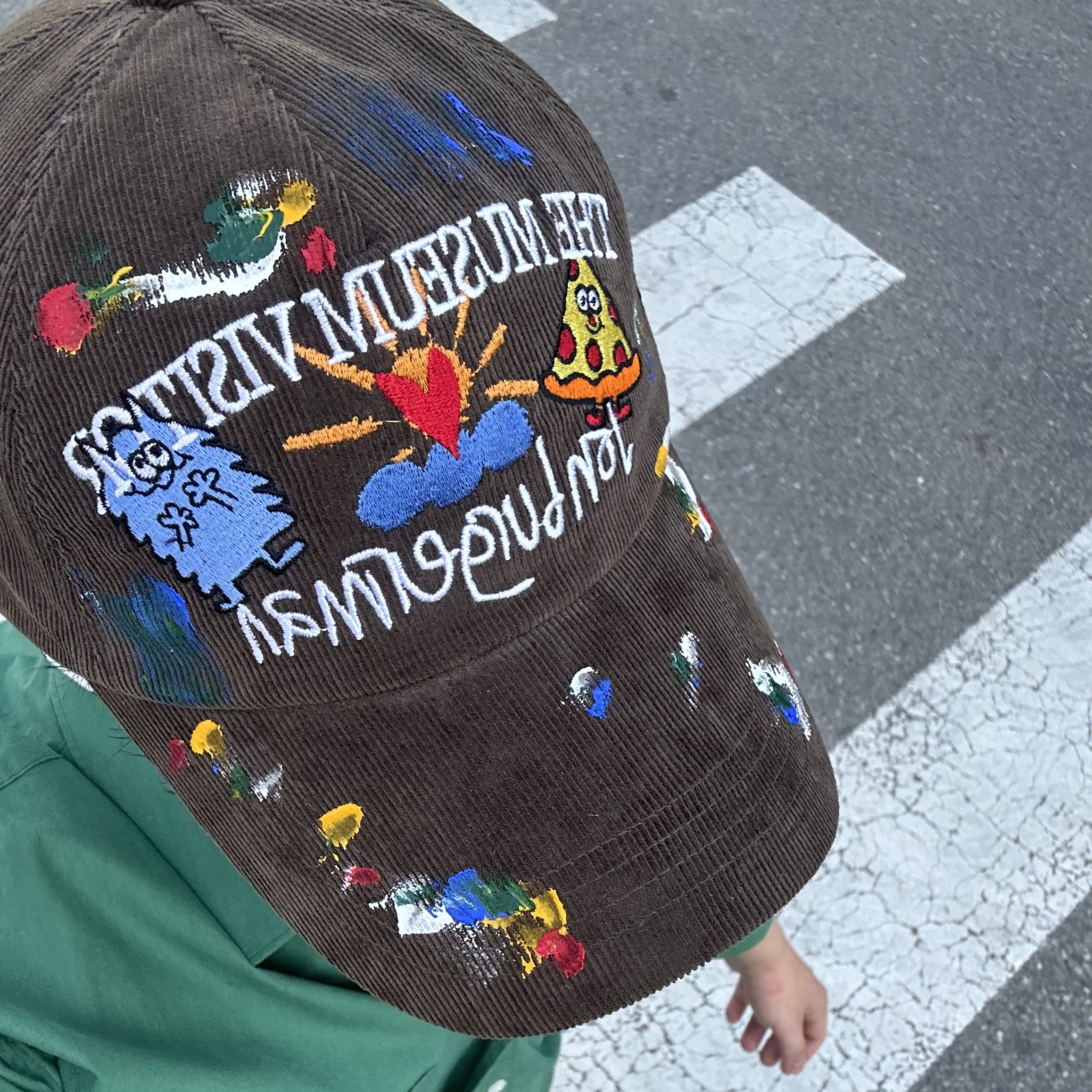 The Museum Visitor x Jon Burgerman Hand Painted Pizza & Poch Corduroy Ball Cap Brown 착용 스타일 - 1