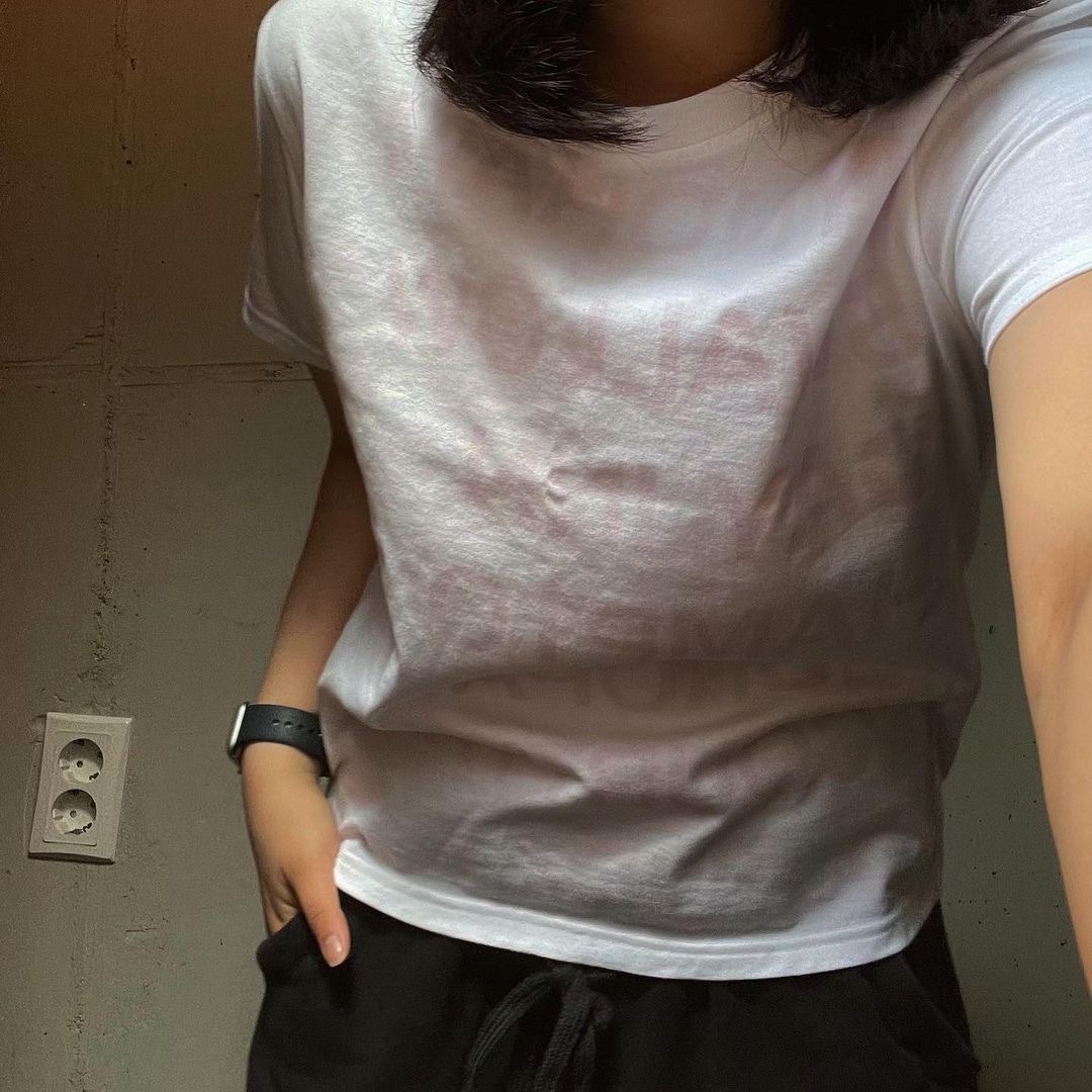 [KREAM 단독] Safarispot Women 1/2 Highway Inn T-Shirt White Red 착용 스타일