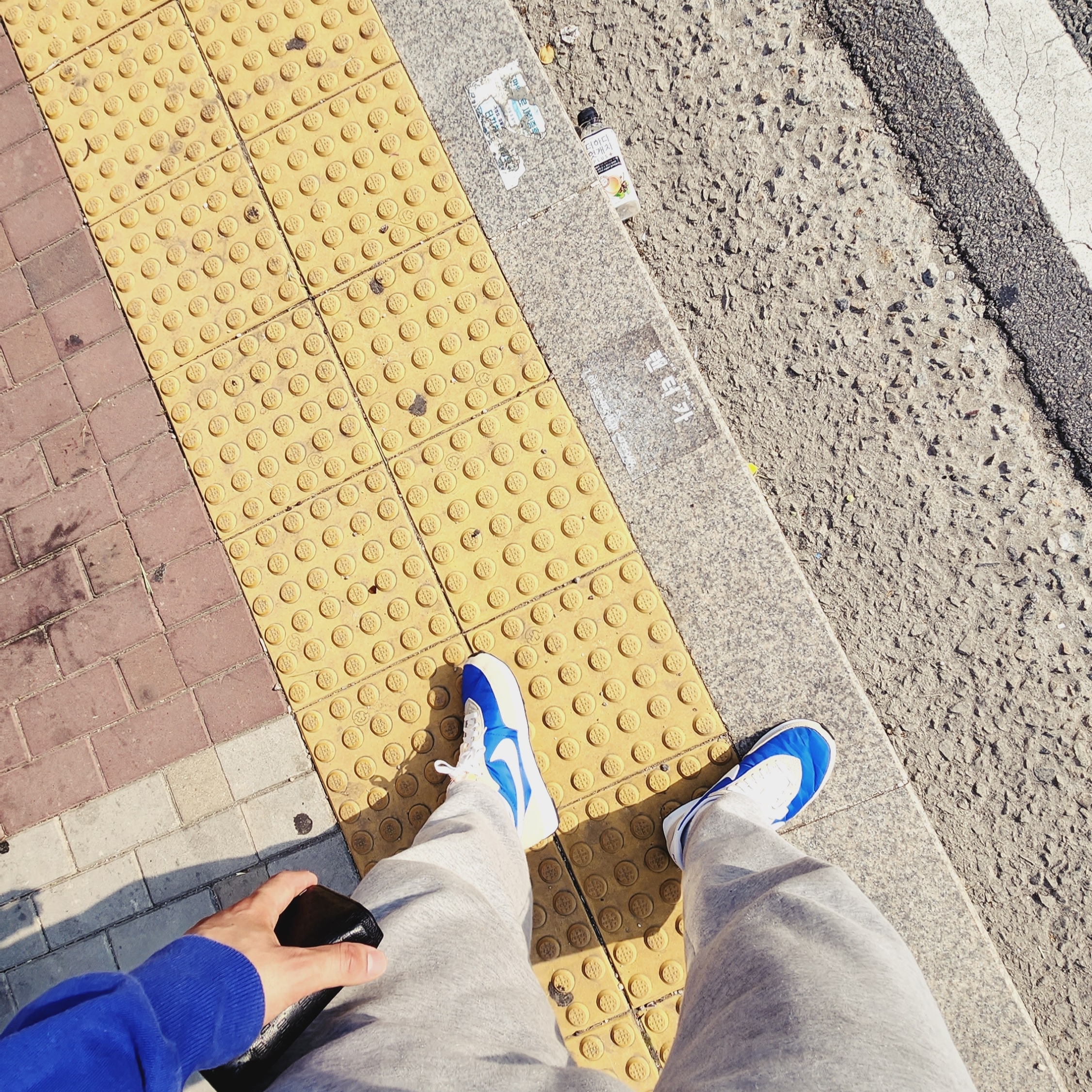 Nike Waffle Trainer 2 Hyper Royal Rattan 착용 스타일