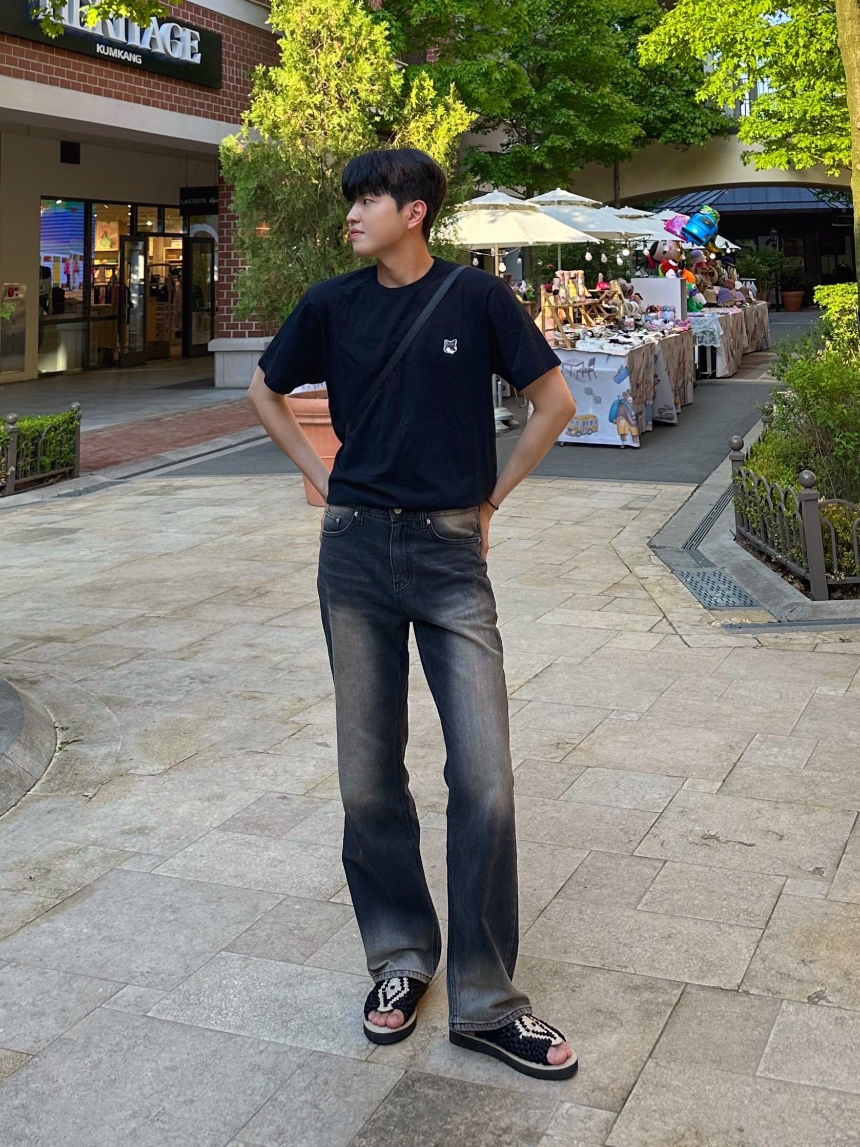 메종 키츠네 그레이 폭스 헤드 패치 클래식 티셔츠 블랙 착용 스타일
