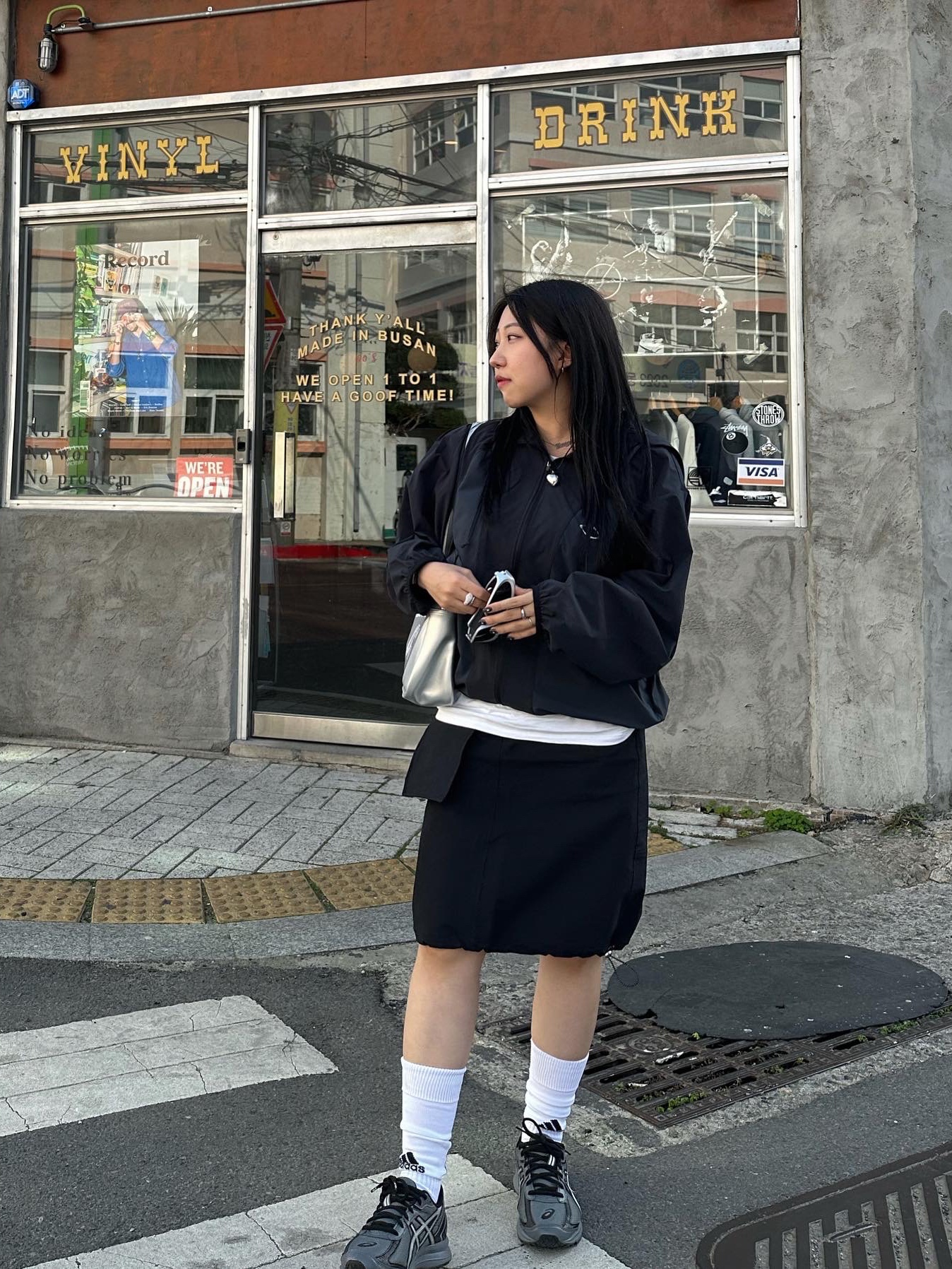 아식스 조그 100 S 스틸 그레이 - 2E 와이드, (W) 미스치프 SS 컬러블록 윈드브레이커 블랙 착용 스타일 - 3