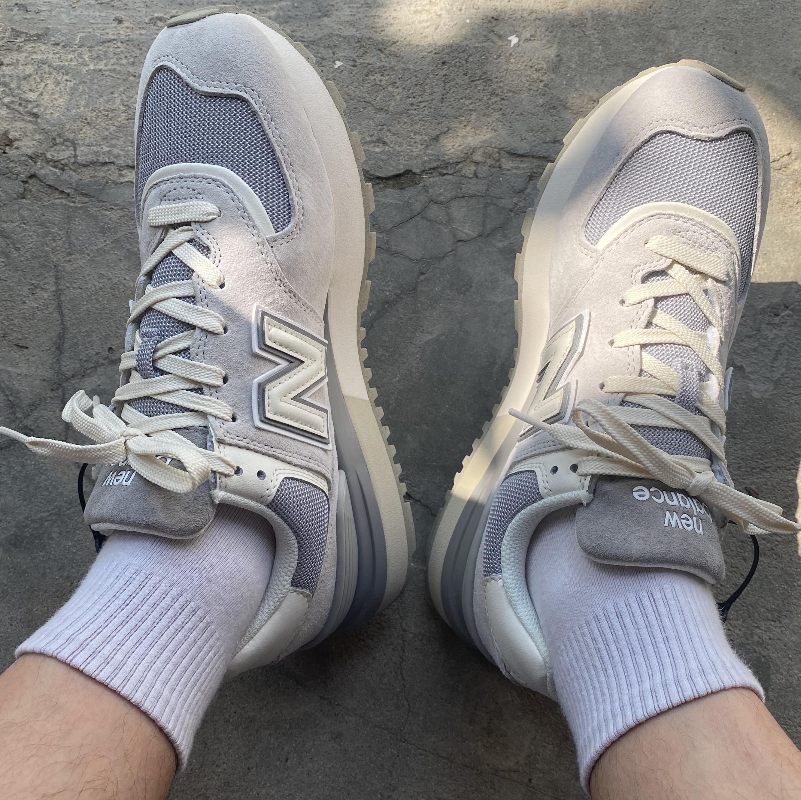 New Balance 574 Legacy Grey Sea Salt 착용 스타일 - 2