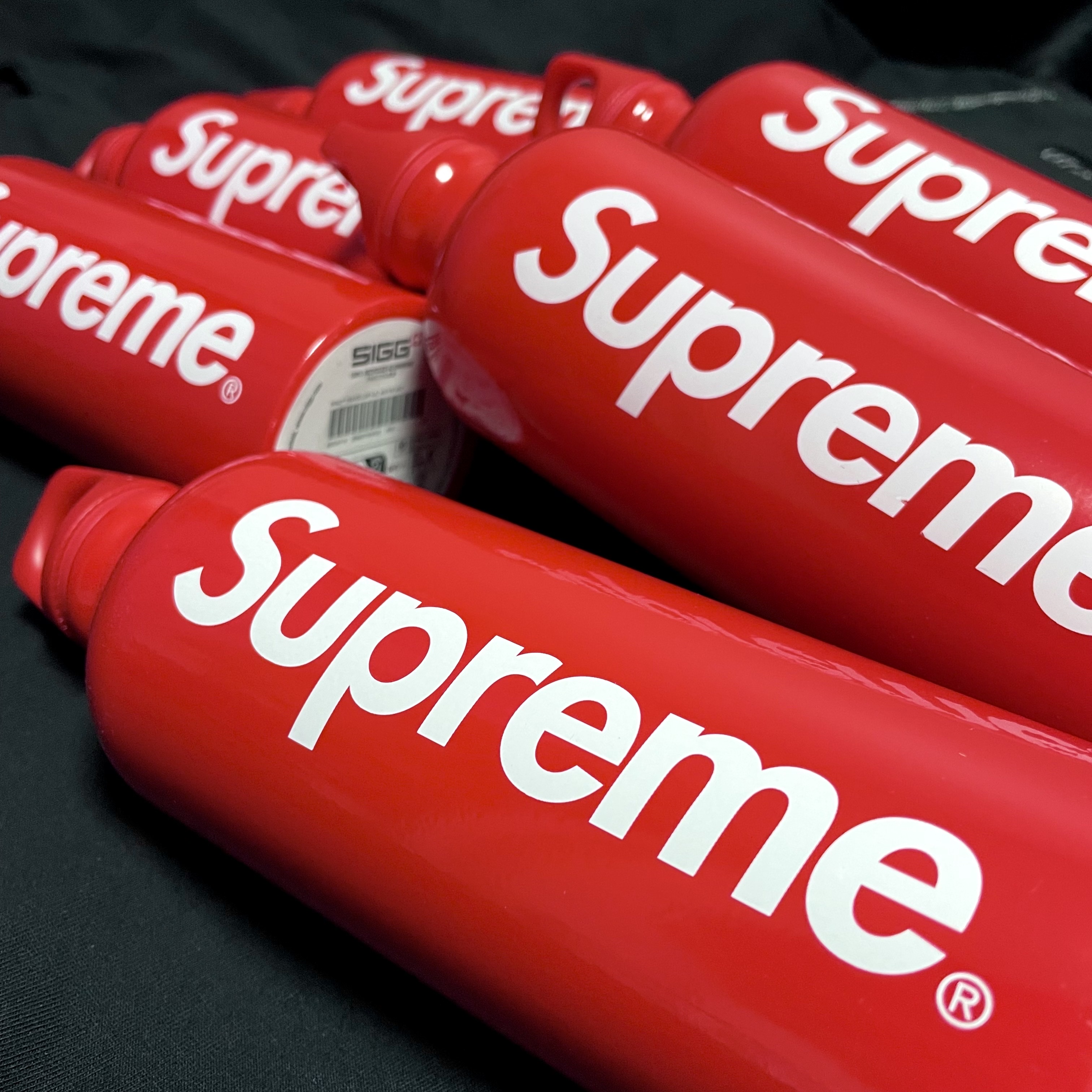 Supreme x Sigg Traveller 0.6L Water Bottle Red - 23SS 착용 스타일