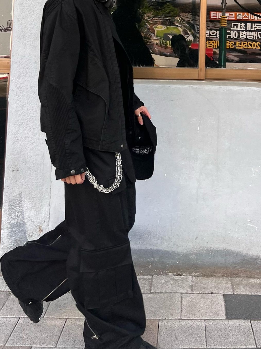 [KREAM 단독] AOP Tetsdo 6 Rail Cargo Pants Black, (W) Balenciaga Tyrex Sneakers Black 착용 스타일 - 1