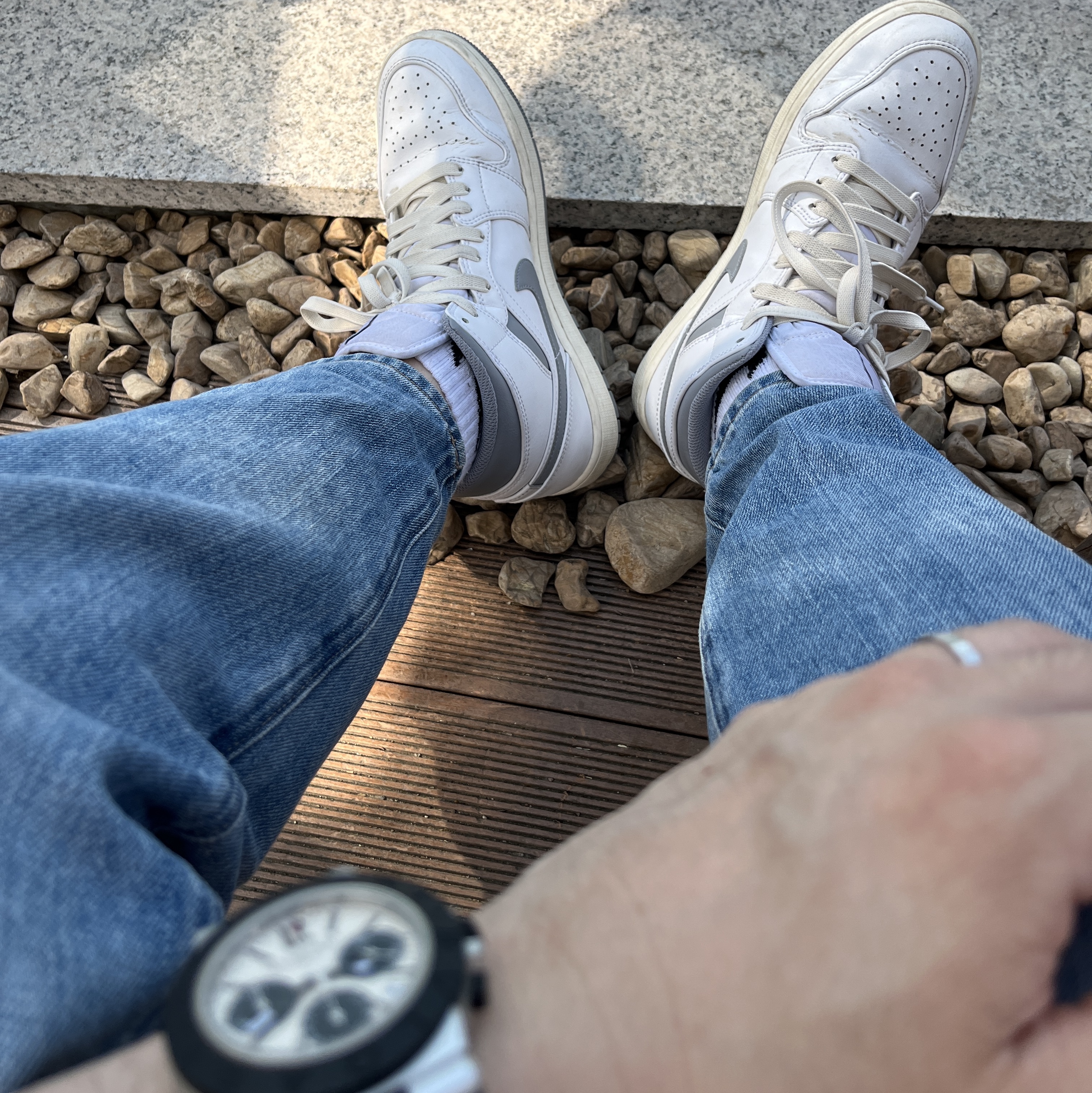 Jordan 1 Mid White Stealth 착용 스타일