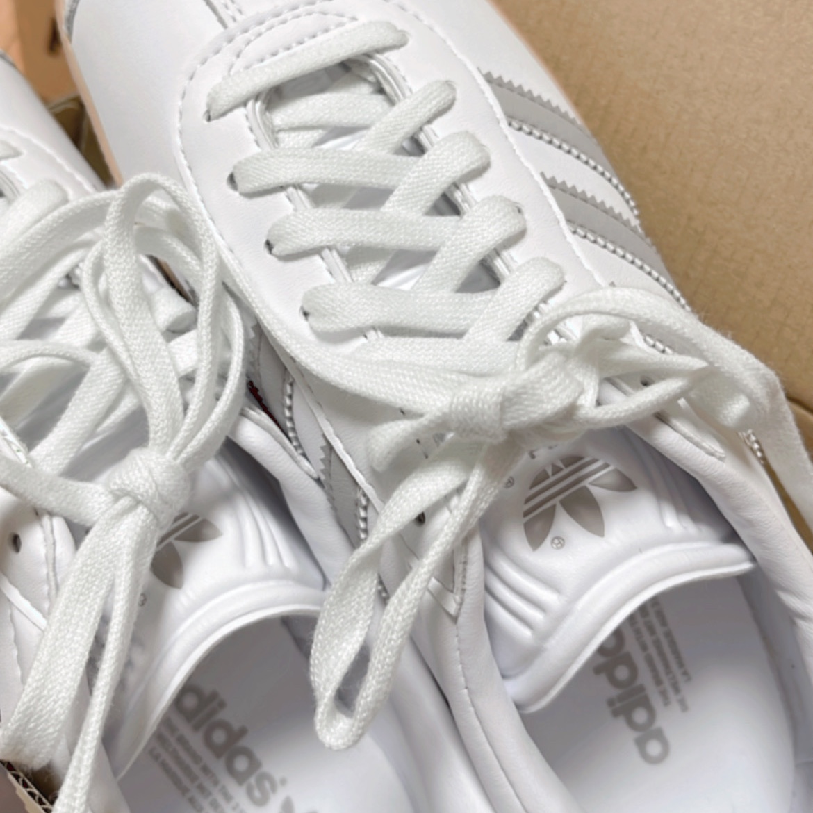 Adidas Gazelle White Grey 착용 스타일