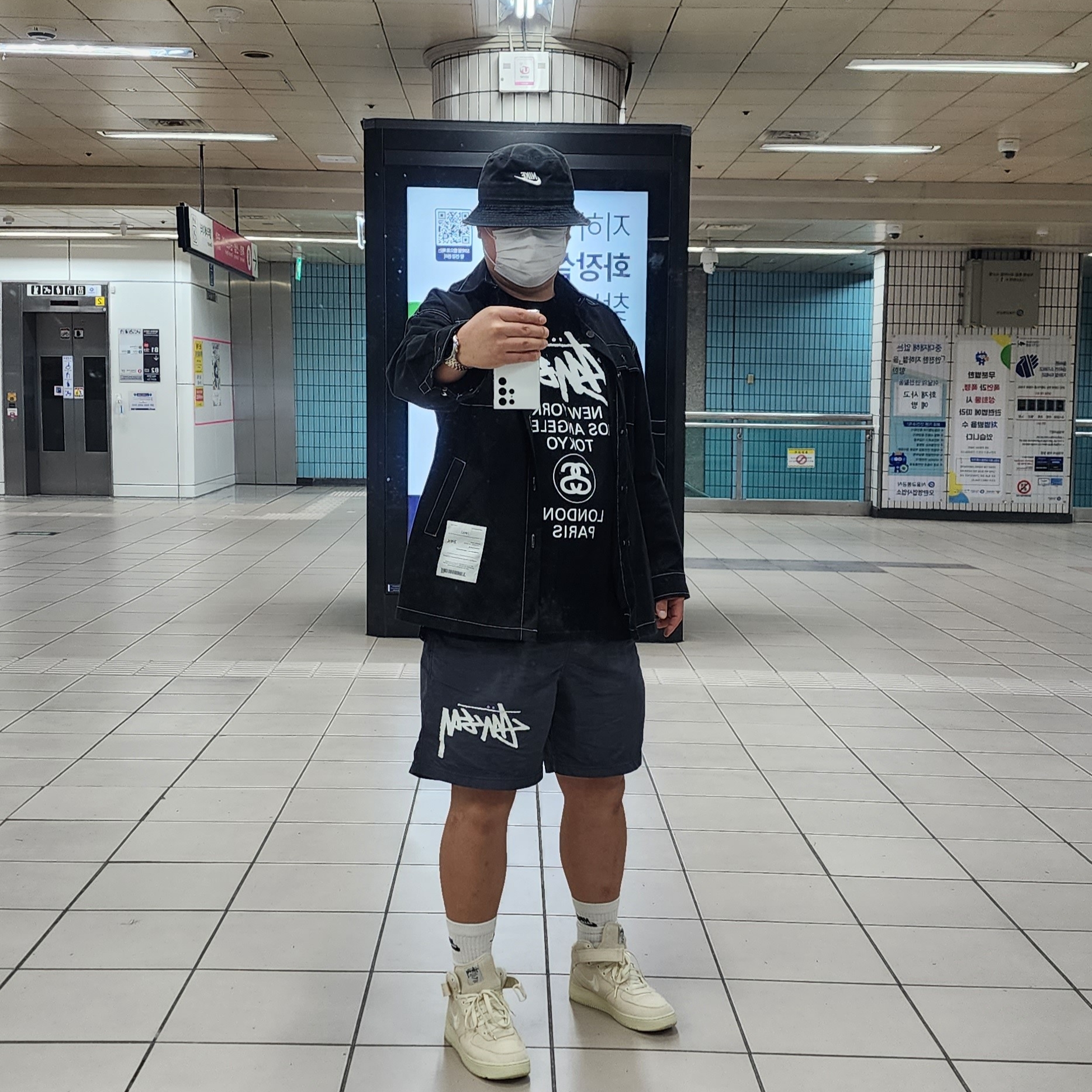 Stussy World Tour T-Shirt Black 2023, Nike x Stussy Water Shorts Off Noir 착용 스타일 - 1