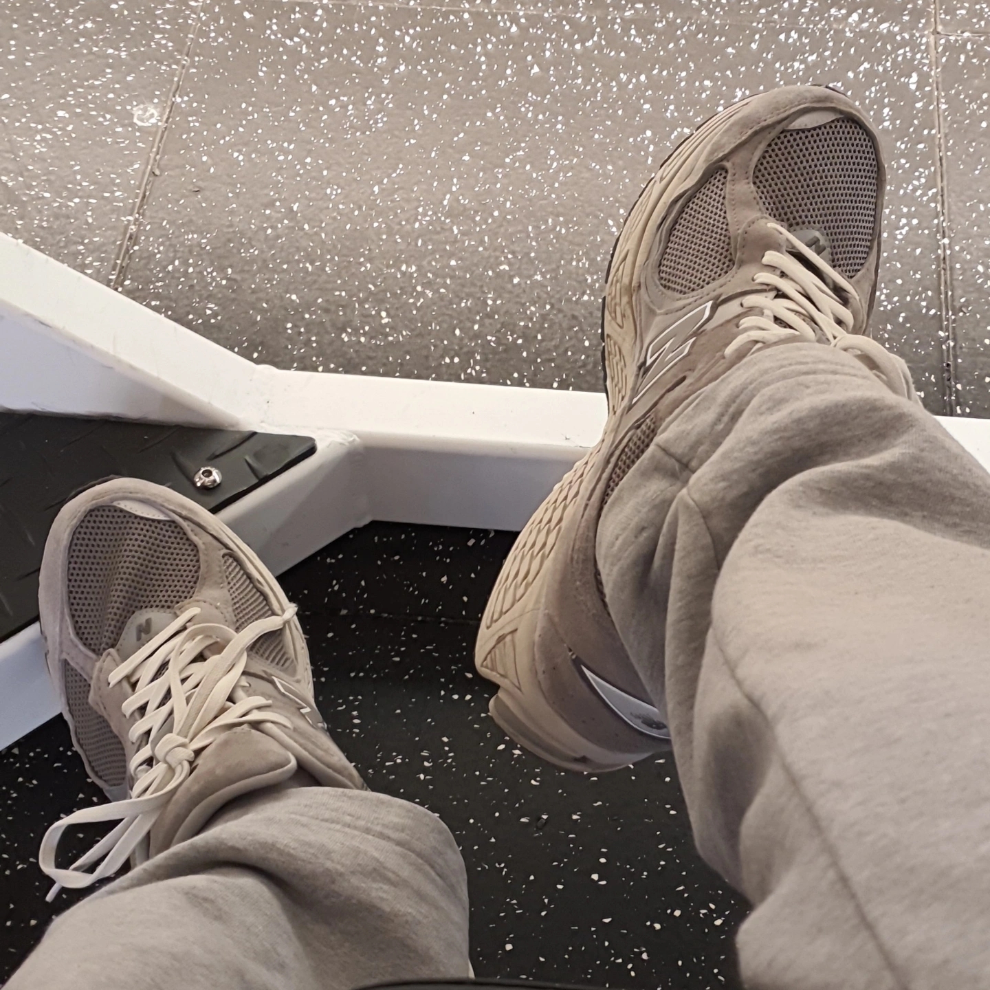 New Balance 2002R Grey 착용 스타일