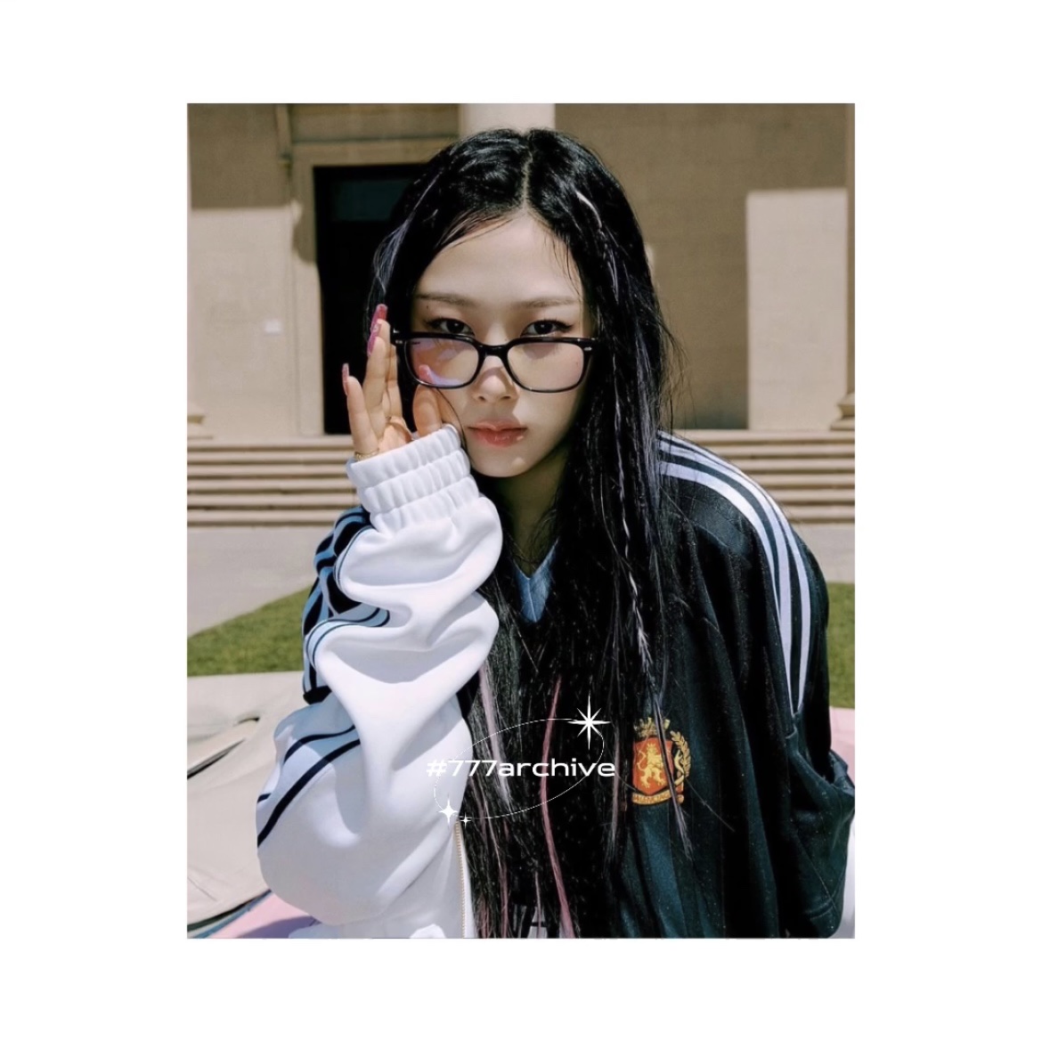 발렌시아가 x 아디다스 오버사이즈 풋볼 티셔츠 블랙, 발렌시아가 x 아디다스 트리플 S 스니커즈 블랙 착용 스타일 - 2